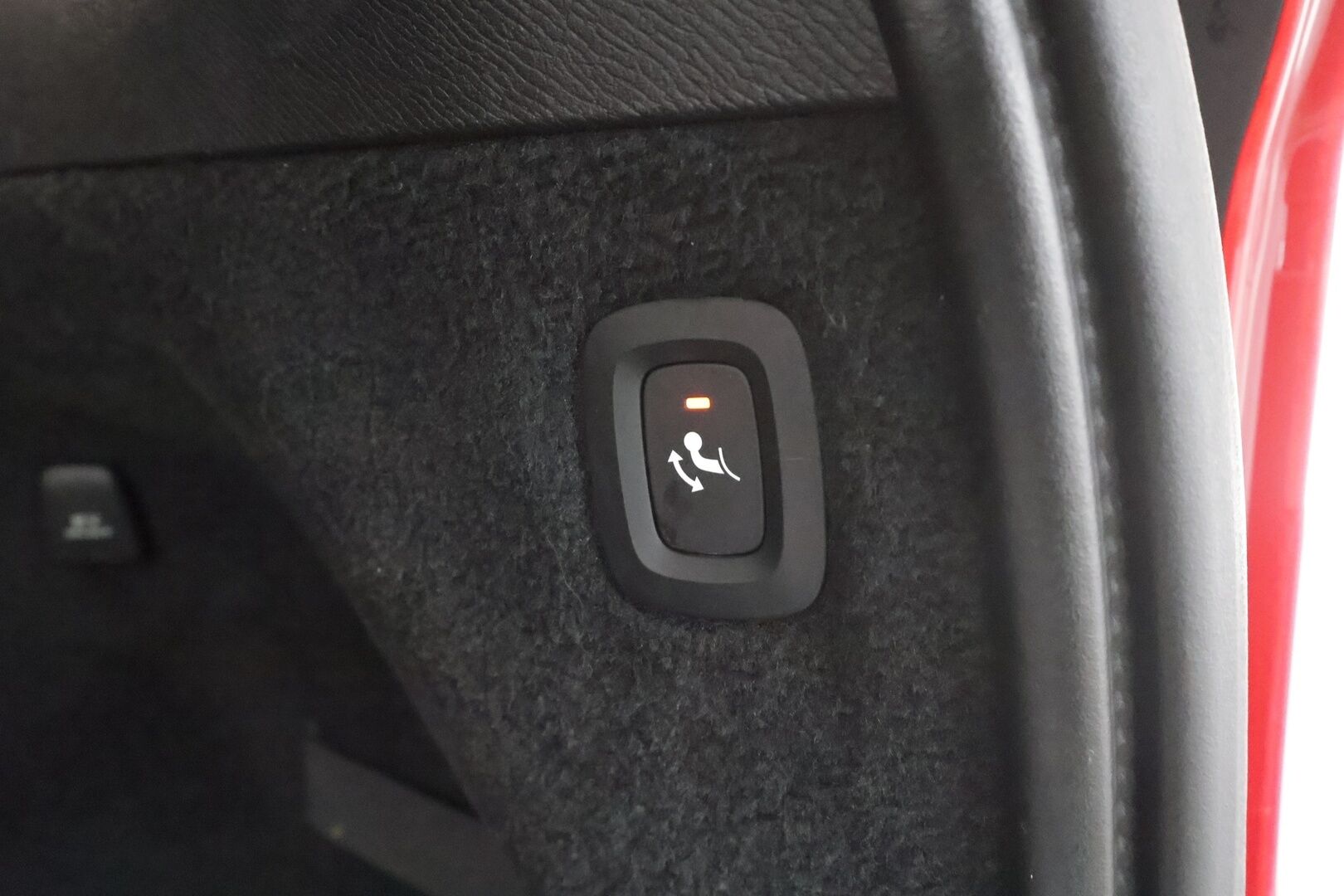 Volvo XC90 2017 T8 Twin Engine AWD R-Design aut 7-P * Webasto / Koukku / ACC / Full-LED / 360 / Sportpenkit Muistilla / Navi * - Panorama / Akku kuntotarkastettu SoH 93,2% / Kahdet renkaat aluvanteilla / 2x Latauskaapelit / Suomi-auto