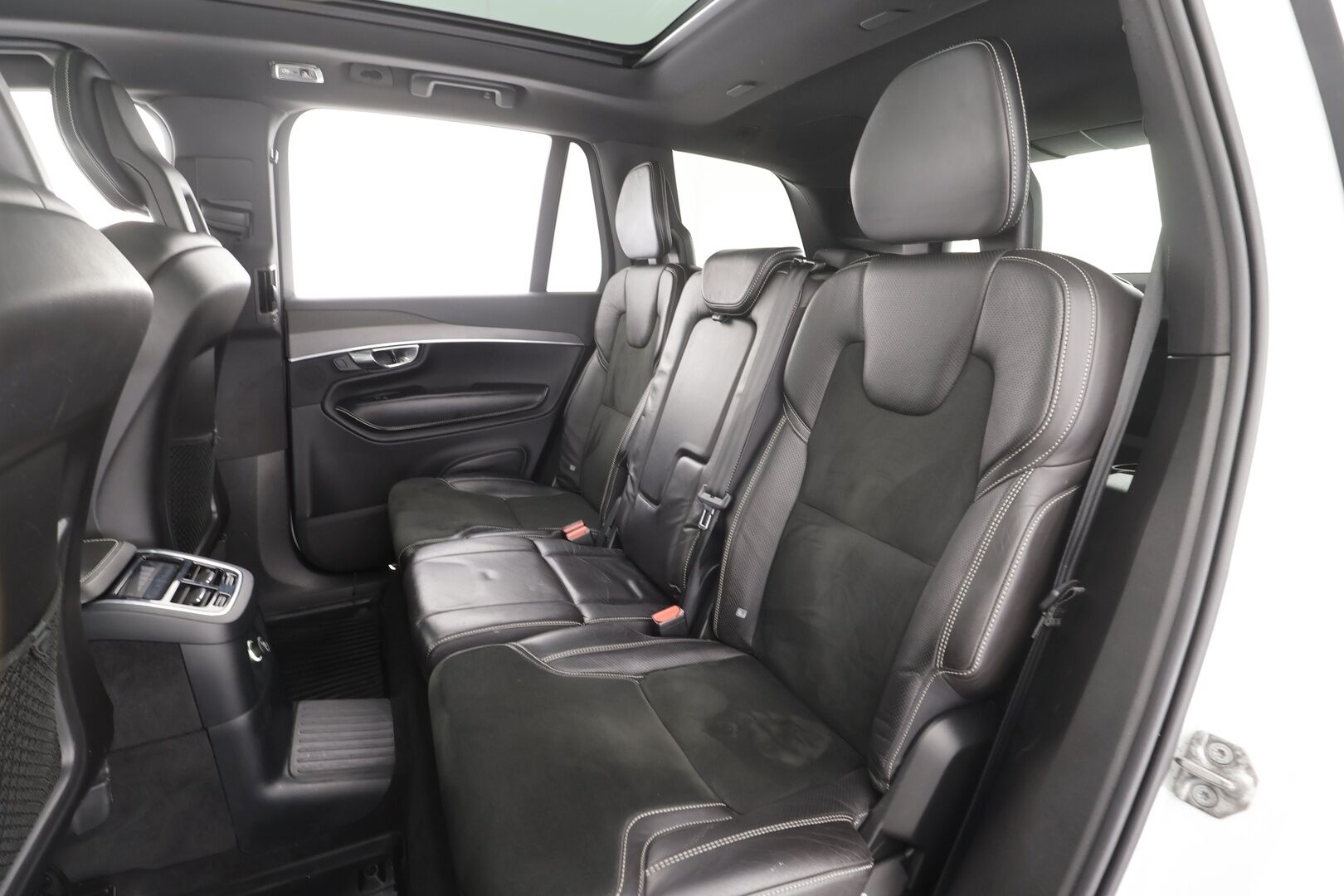 Volvo XC90 2017 T8 Twin Engine AWD R-Design aut 7-P * Webasto / Koukku / ACC / Full-LED / 360 / Sportpenkit Muistilla / Navi * - Panorama / Akku kuntotarkastettu SoH 93,2% / Kahdet renkaat aluvanteilla / 2x Latauskaapelit / Suomi-auto