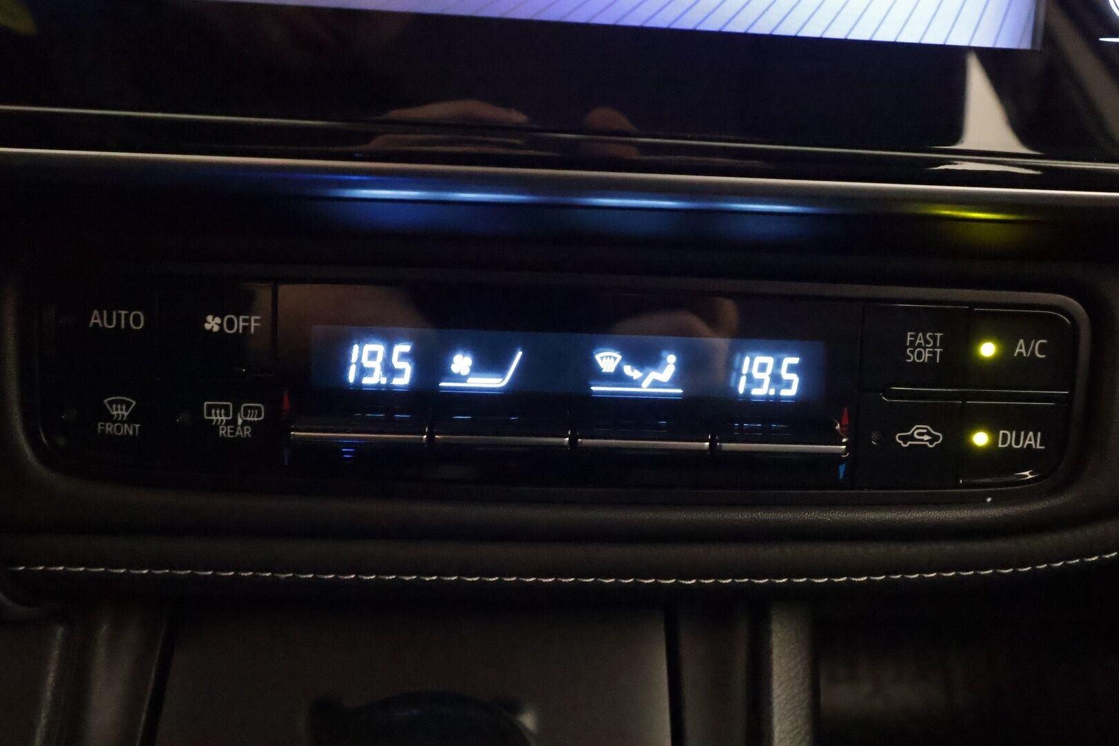 Toyota Corolla 2017 1,6 Valvematic Premium Multidrive S 4ov - | Puolinahat | LED | P.kamera ja tutkat | Navi | Bluetooth | Keyless | Kaistavahti | RSA | PCS | Lohko + sisälämmitin | Vakkari | 2x renkaat aluin | Huoltokirja | 