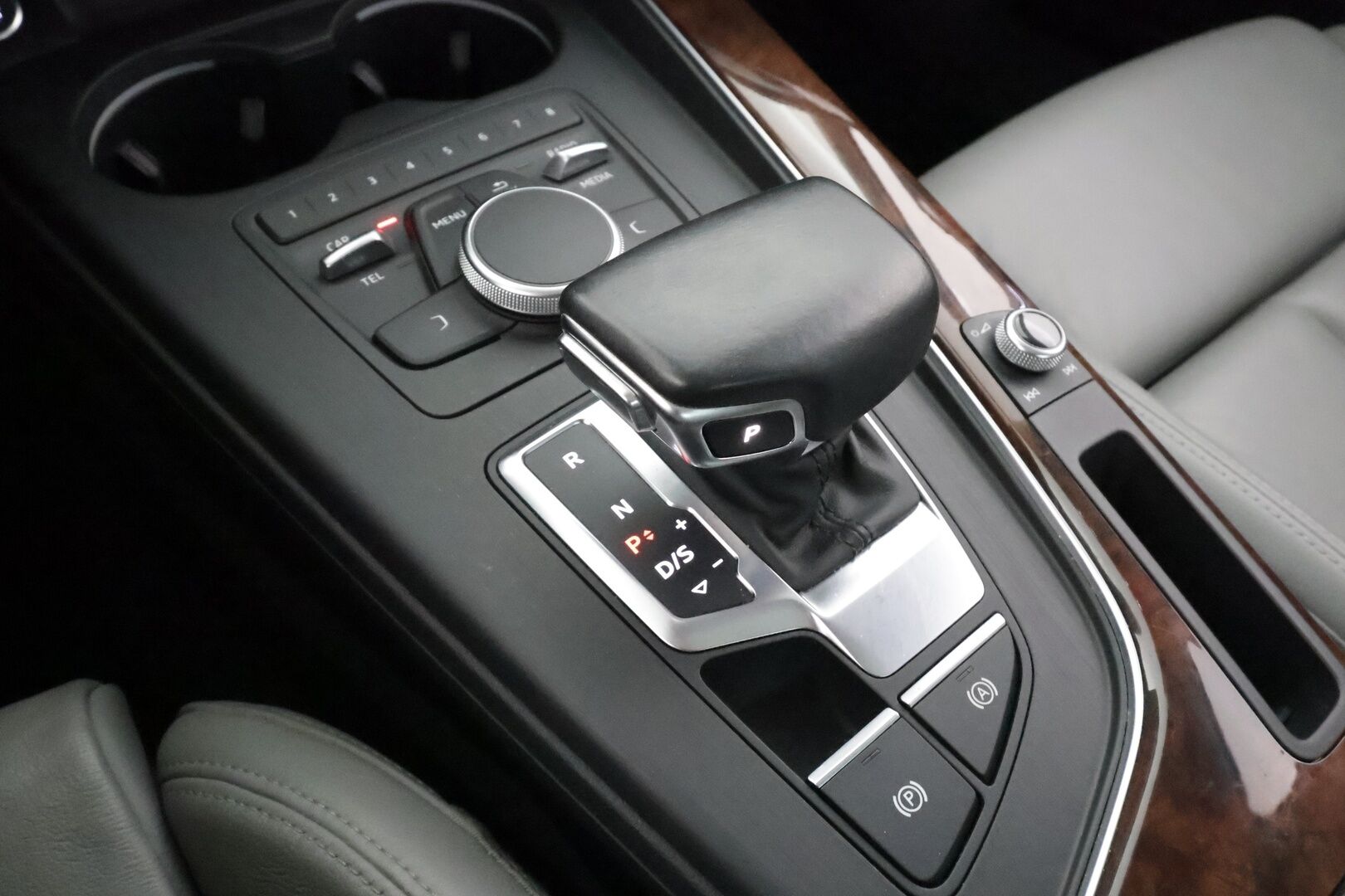 Audi A4 2016 Sedan First Edition Business Sport 2,0 TFSI 185 kW quattro S tronic * Vakkari / Webasto / Koukku / Muistipenkki / P.tutkat * - 1.Om Suomi-auto / Kahdet Renkaat - HULLUT AVAJAISHULINAT KORKOTARJOUS 3,29 %