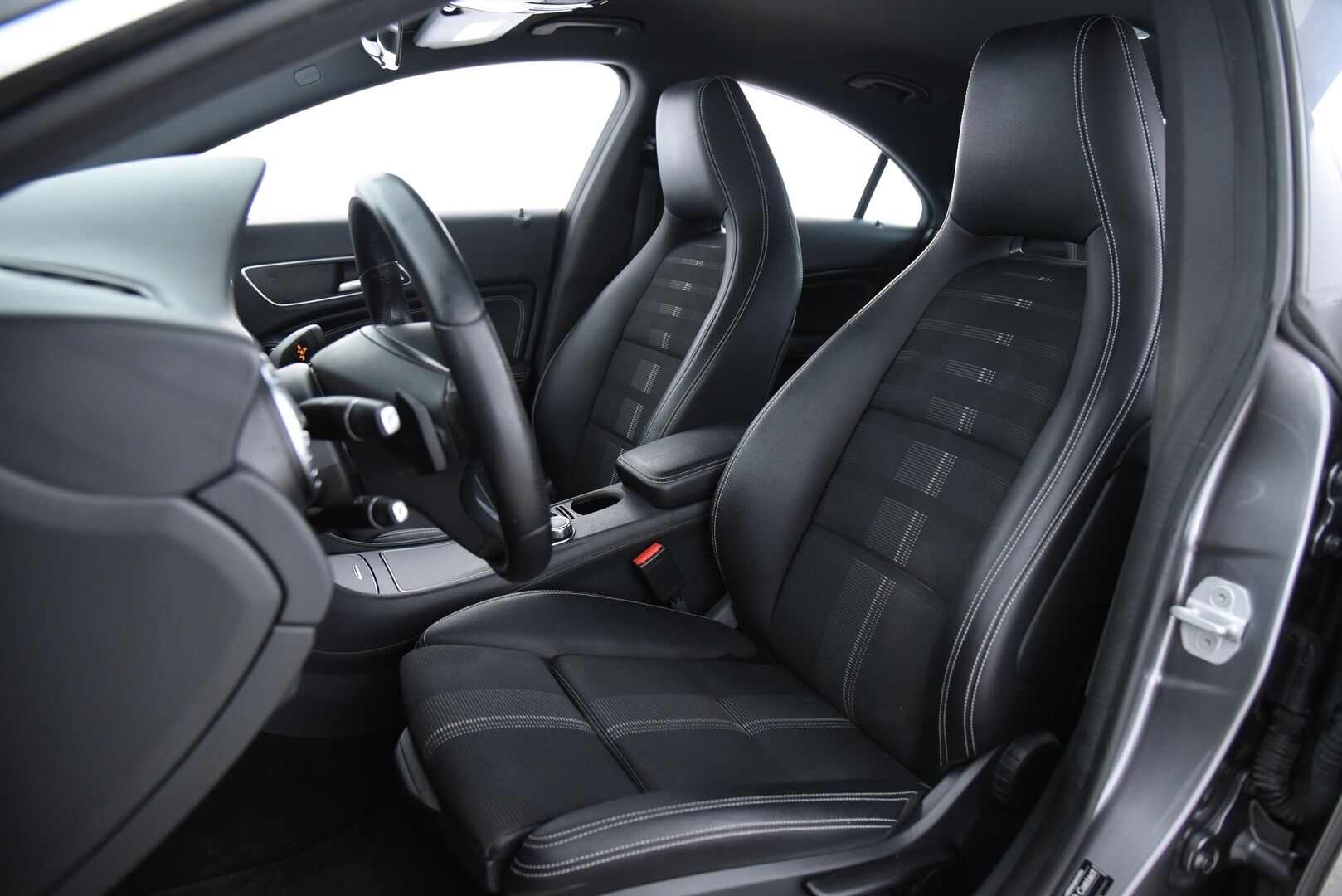 Mercedes-Benz CLA 2016 180 A Premium Business / Suomi auto / P-kamera / Vakkari - Merkkihuollettu / 2x renkaat