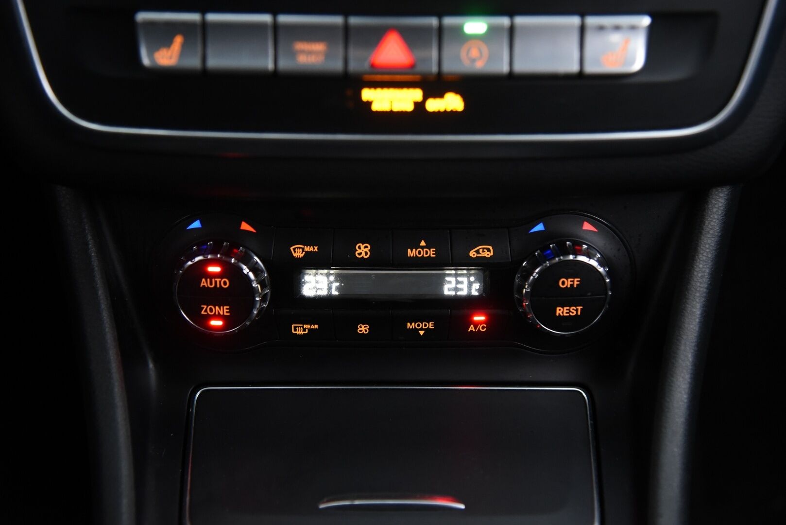 Mercedes-Benz CLA 2016 180 A Premium Business / Suomi auto / P-kamera / Vakkari - Merkkihuollettu / 2x renkaat