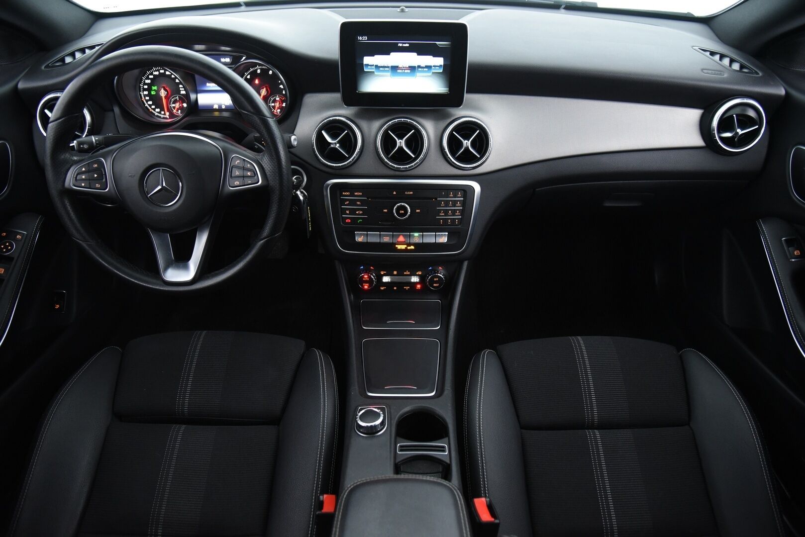 Mercedes-Benz CLA 2016 180 A Premium Business / Suomi auto / P-kamera / Vakkari - Merkkihuollettu / 2x renkaat