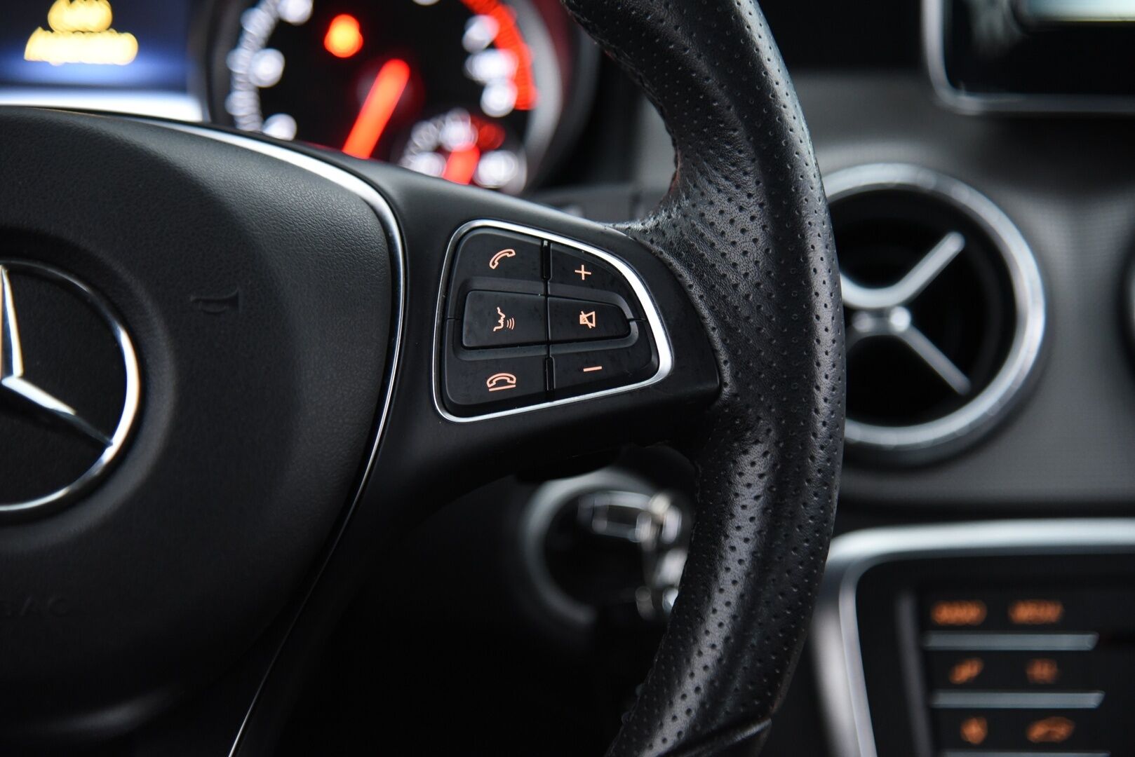 Mercedes-Benz CLA 2016 180 A Premium Business / Suomi auto / P-kamera / Vakkari - Merkkihuollettu / 2x renkaat