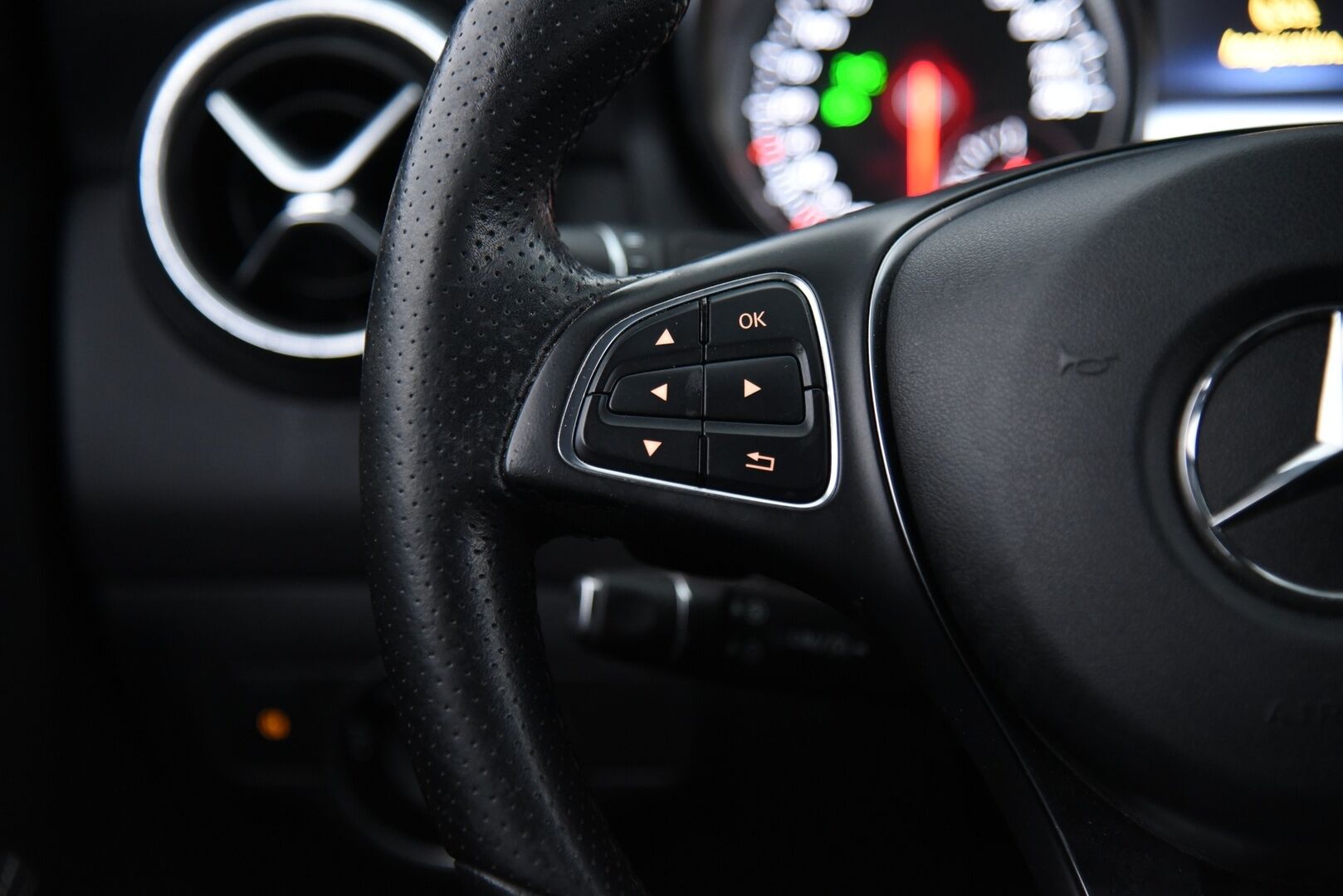 Mercedes-Benz CLA 2016 180 A Premium Business / Suomi auto / P-kamera / Vakkari - Merkkihuollettu / 2x renkaat