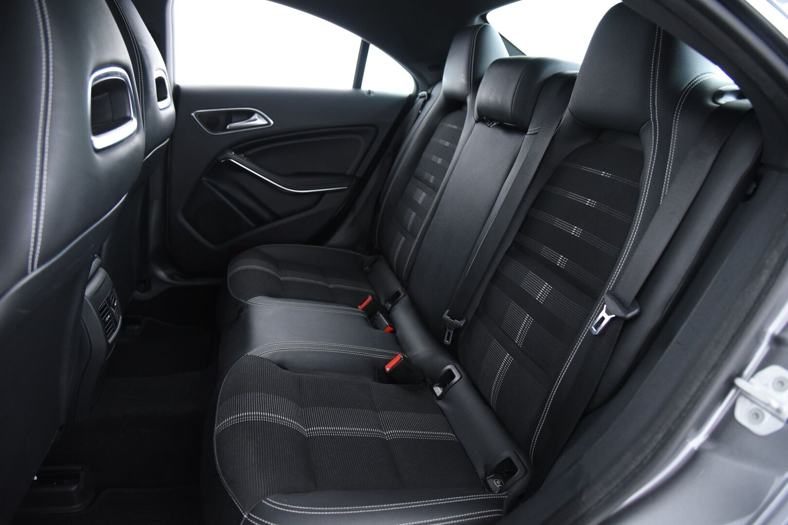 Mercedes-Benz CLA 2016 180 A Premium Business / Suomi auto / P-kamera / Vakkari - Merkkihuollettu / 2x renkaat