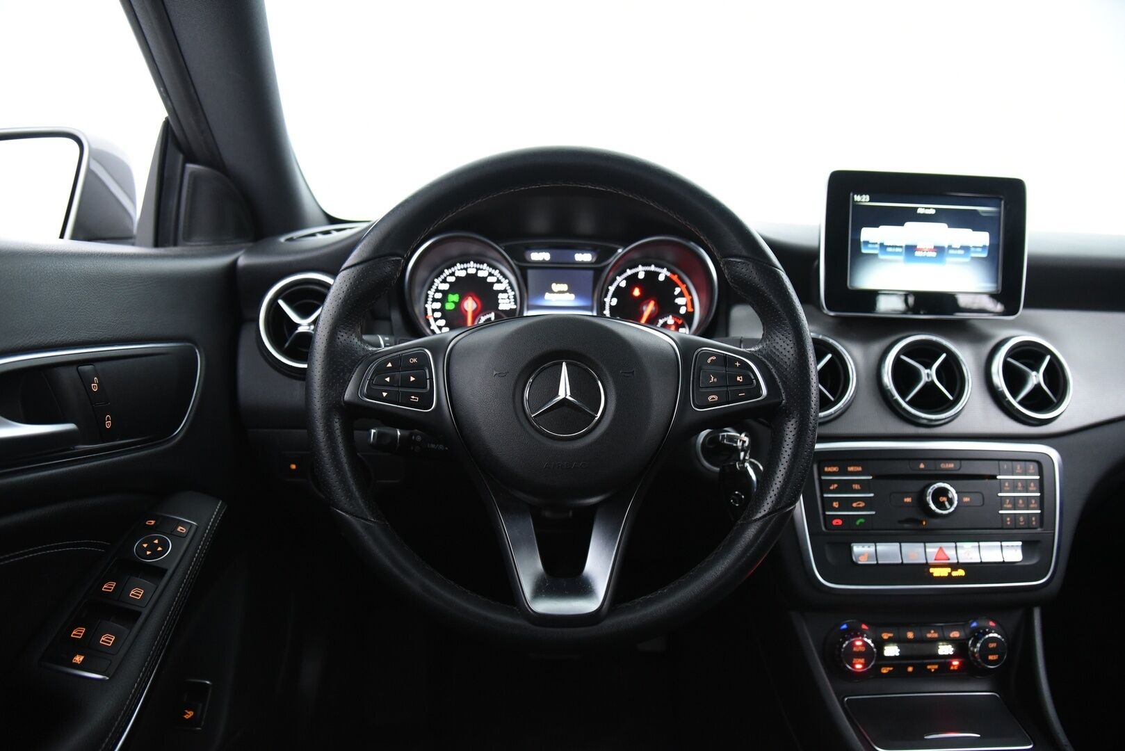 Mercedes-Benz CLA 2016 180 A Premium Business / Suomi auto / P-kamera / Vakkari - Merkkihuollettu / 2x renkaat