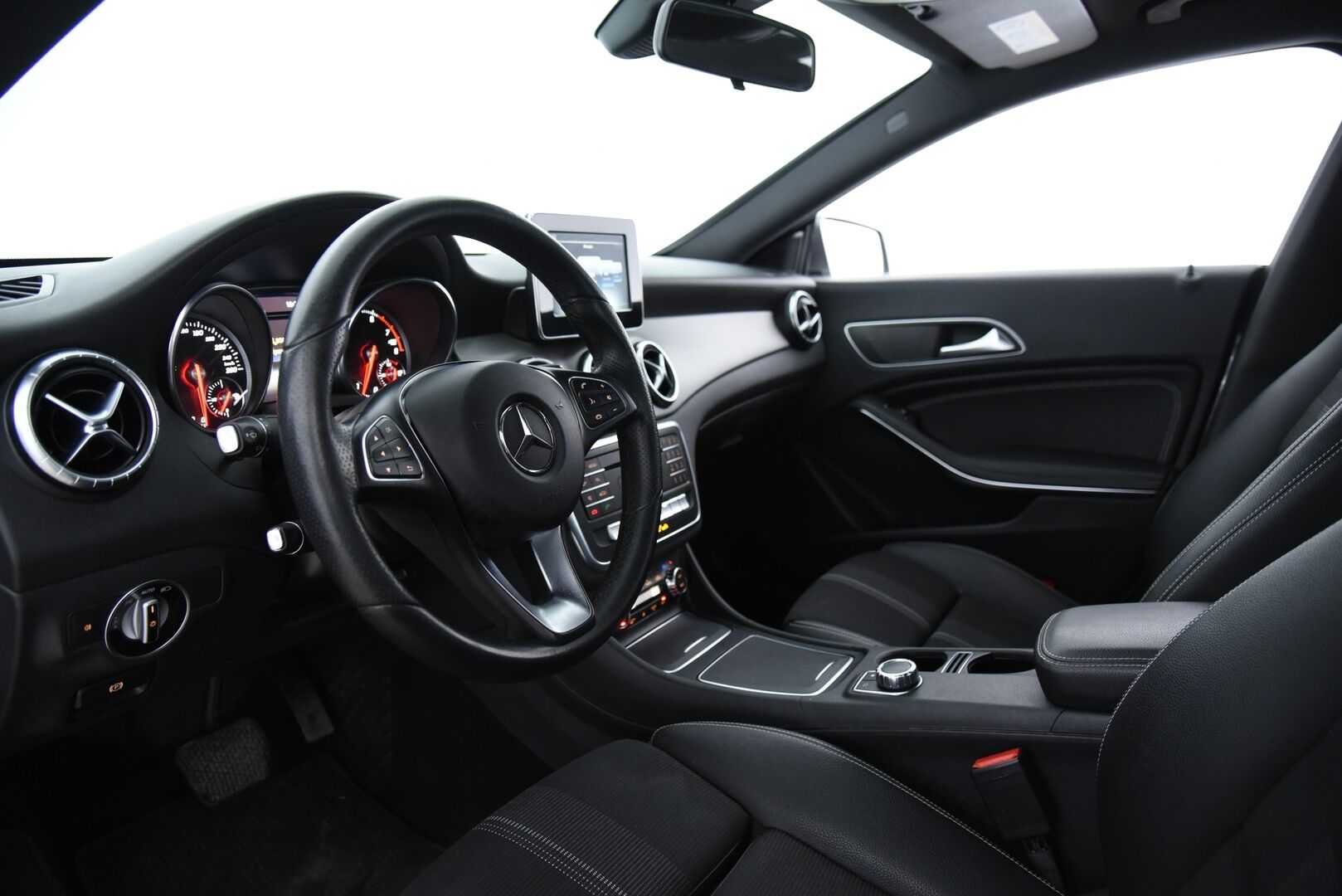 Mercedes-Benz CLA 2016 180 A Premium Business / Suomi auto / P-kamera / Vakkari - Merkkihuollettu / 2x renkaat