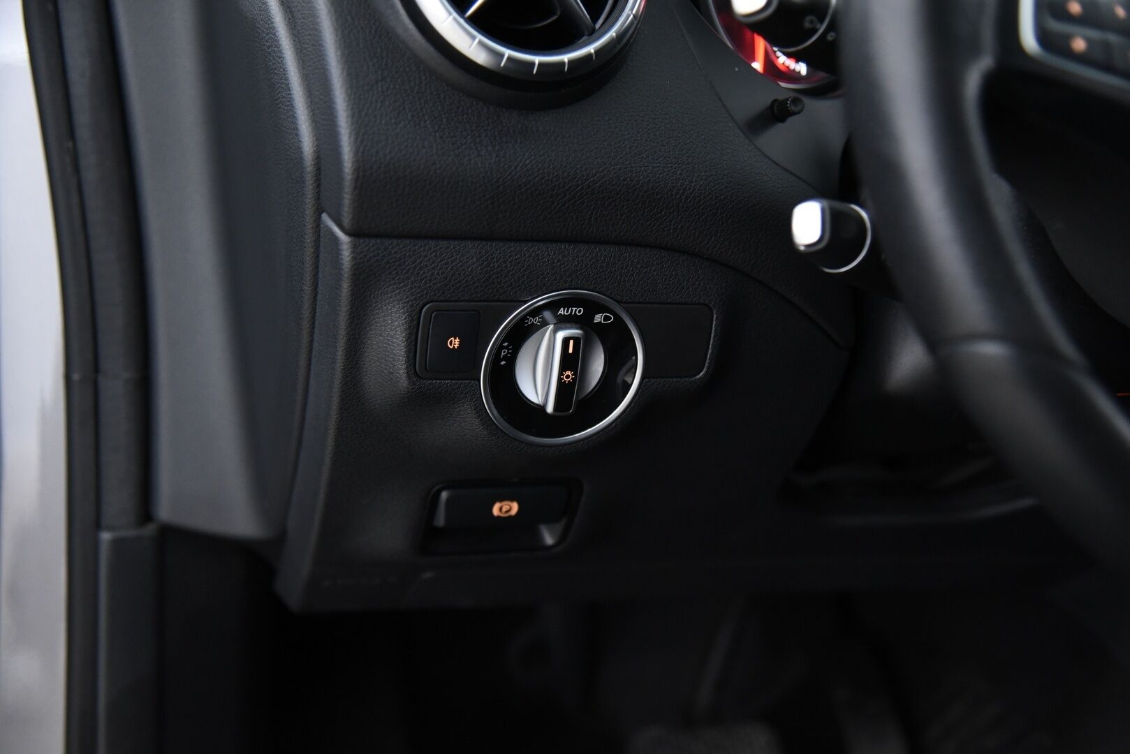 Mercedes-Benz CLA 2016 180 A Premium Business / Suomi auto / P-kamera / Vakkari - Merkkihuollettu / 2x renkaat