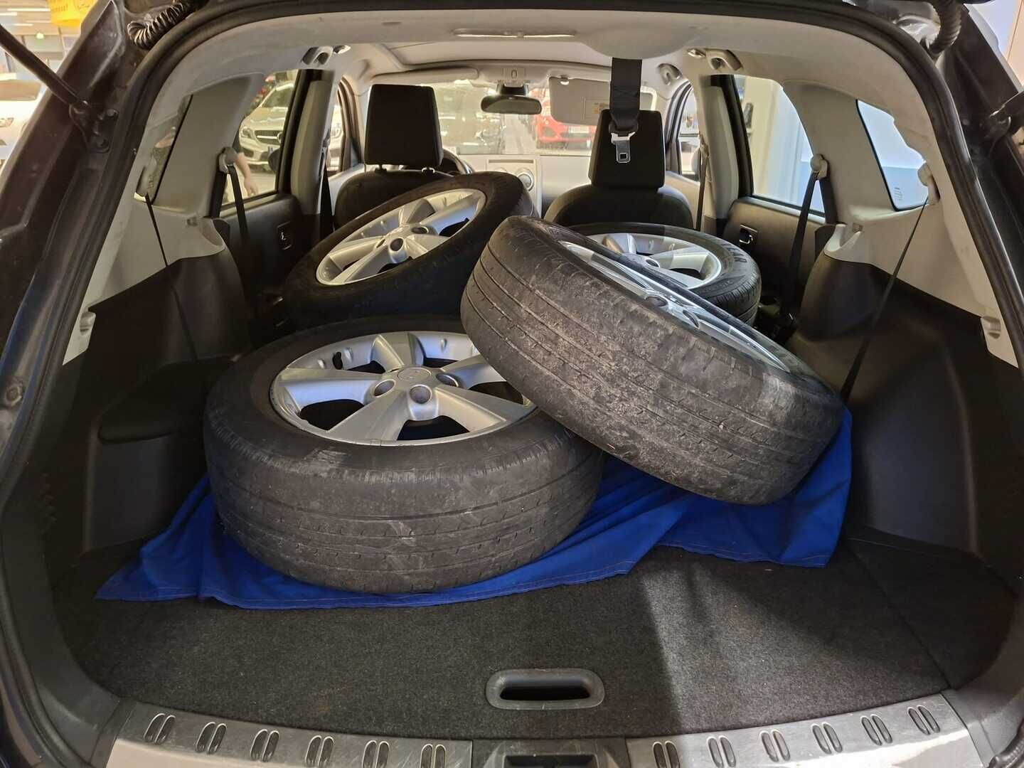 Nissan Qashqai+2 2008 2,0dCi DPF Tekna 6AT 4WD - Leimaa 05/27 asti | 7-paikkainen | 2x vanteet renkaineen | Keyless Go *Myydään Huutokaupat.com*