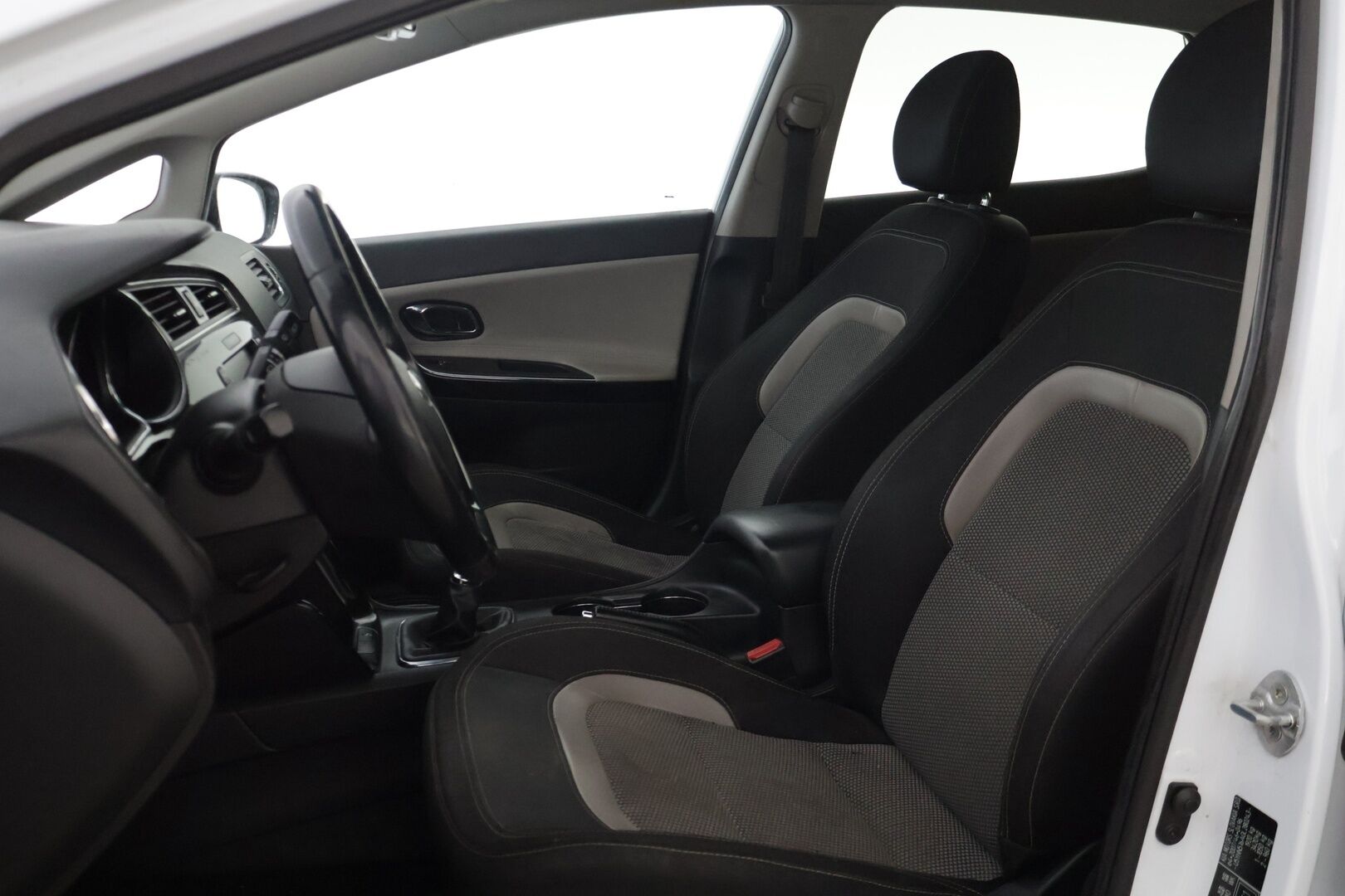 Kia cee'd 2017 1,6 CRDi ISG 136hv EX 5D EcoDynamics - | Tämä auto myydään YritysOutlet -valikoimasta vain yritykselle | Lohkolämmitin | Vakionopeudensäädin | Ratinlämmitin | P. Tutka | Navigointi | Bluetooth |