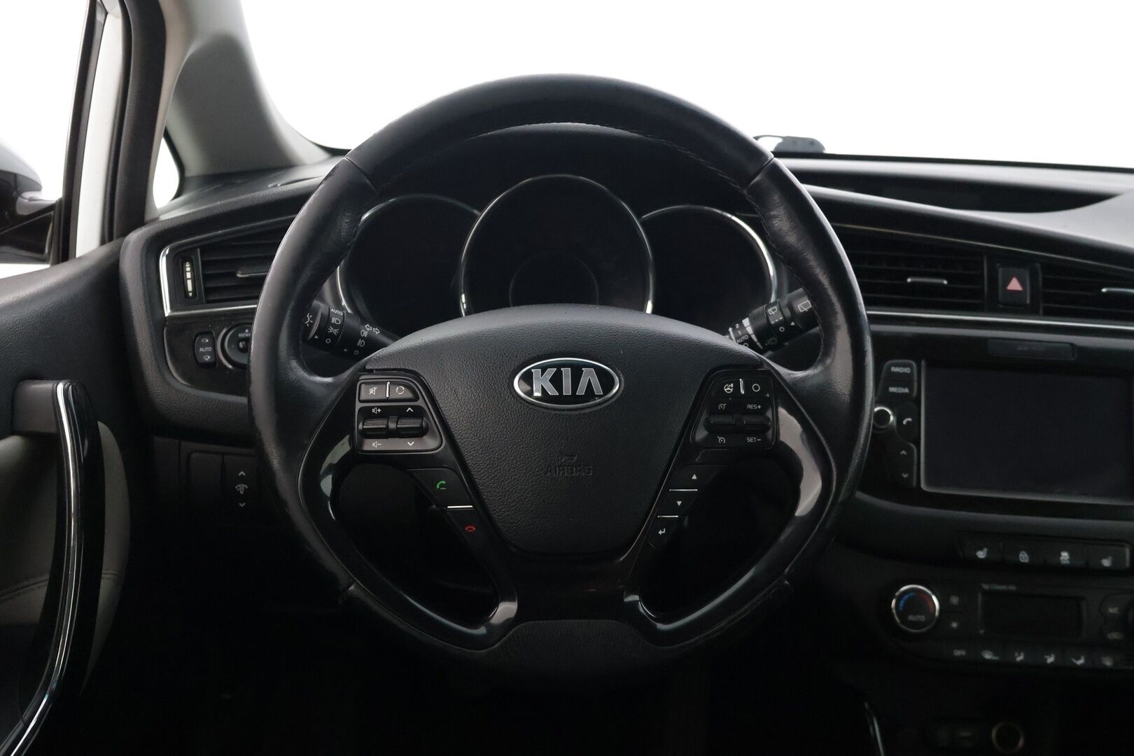 Kia cee'd 2017 1,6 CRDi ISG 136hv EX 5D EcoDynamics - | Tämä auto myydään YritysOutlet -valikoimasta vain yritykselle | Lohkolämmitin | Vakionopeudensäädin | Ratinlämmitin | P. Tutka | Navigointi | Bluetooth |