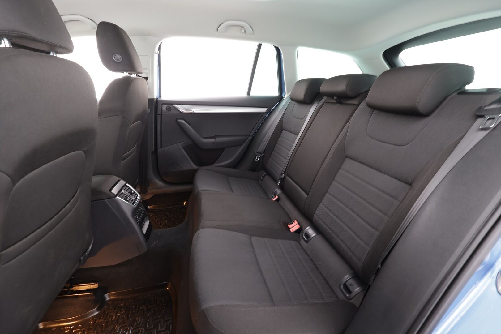 Skoda Octavia 2017 Combi 1,6 TDI Style DSG * Webasto / Koukku / Xenon / P.Tutkat / Vakkari / Bluetooth * - Suomi-auto / Kahdet renkaat aluvanteilla