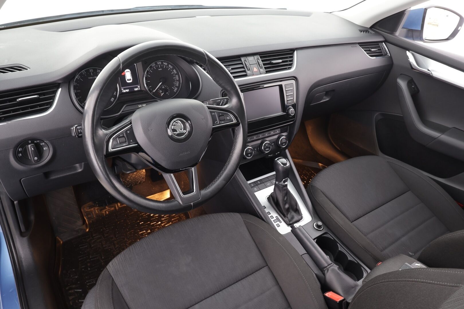 Skoda Octavia 2017 Combi 1,6 TDI Style DSG * Webasto / Koukku / Xenon / P.Tutkat / Vakkari / Bluetooth * - Suomi-auto / Kahdet renkaat aluvanteilla