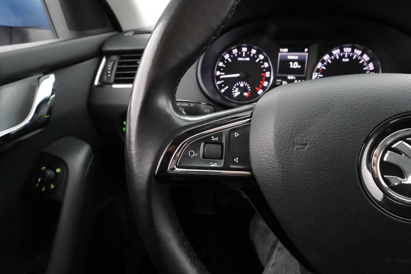 Skoda Octavia 2017 Combi 1,6 TDI Style DSG * Webasto / Koukku / Xenon / P.Tutkat / Vakkari / Bluetooth * - Suomi-auto / Kahdet renkaat aluvanteilla