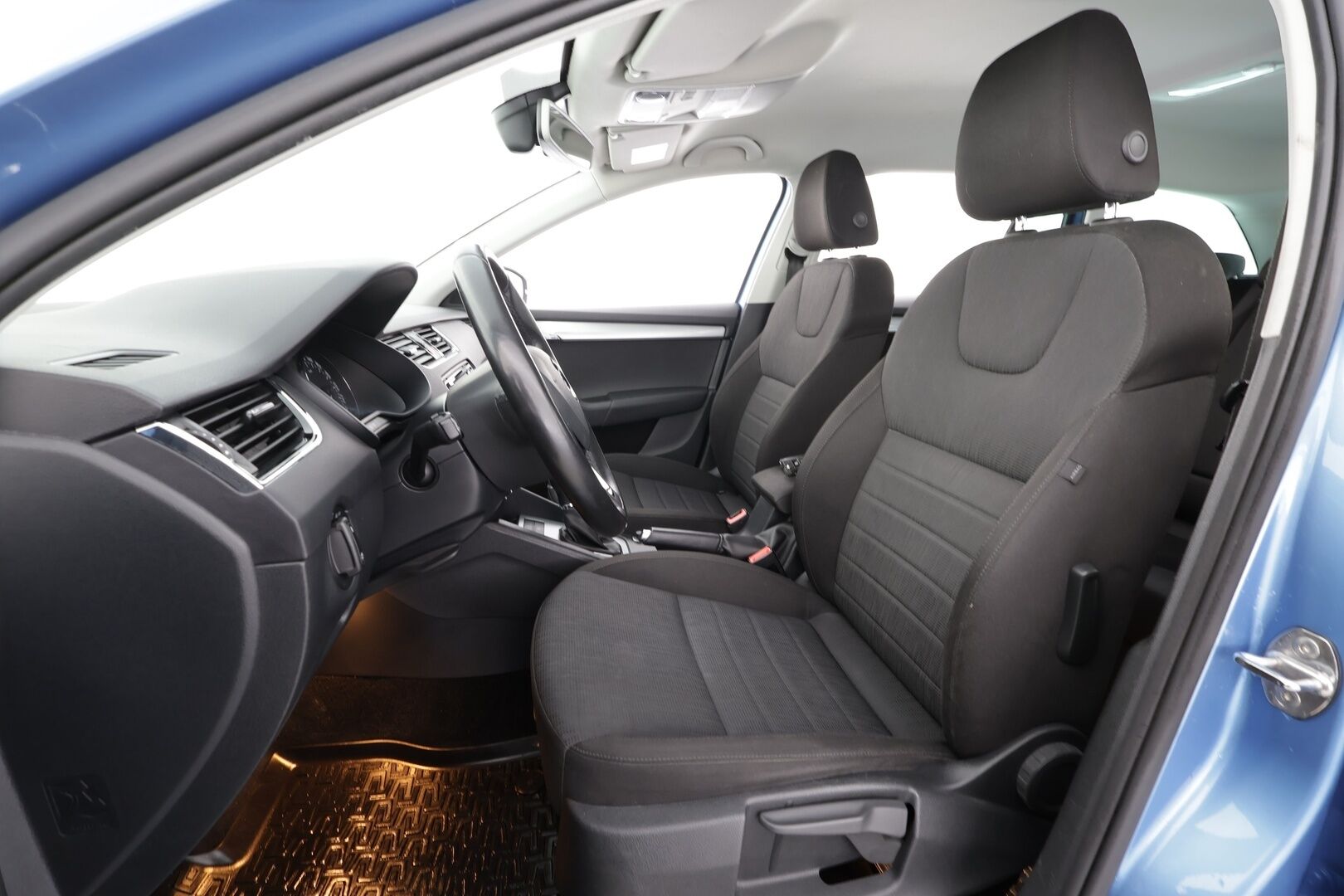 Skoda Octavia 2017 Combi 1,6 TDI Style DSG * Webasto / Koukku / Xenon / P.Tutkat / Vakkari / Bluetooth * - Suomi-auto / Kahdet renkaat aluvanteilla