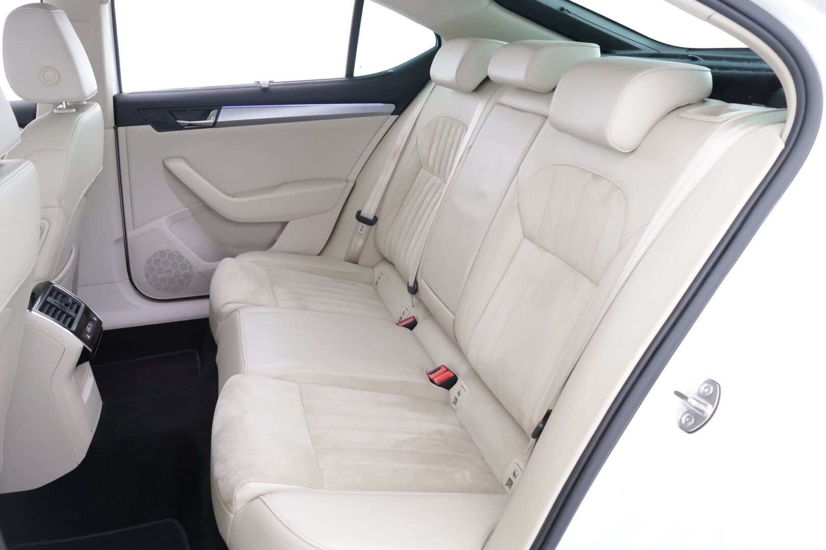 Skoda Superb 2017 1,4 TSI ACT Style DSG Autom. ** Webasto / ACC / Koukku / Canton / Muistipenkki / Keyless - ** Kahdet renkaat vanteineen / Katso varusteet **