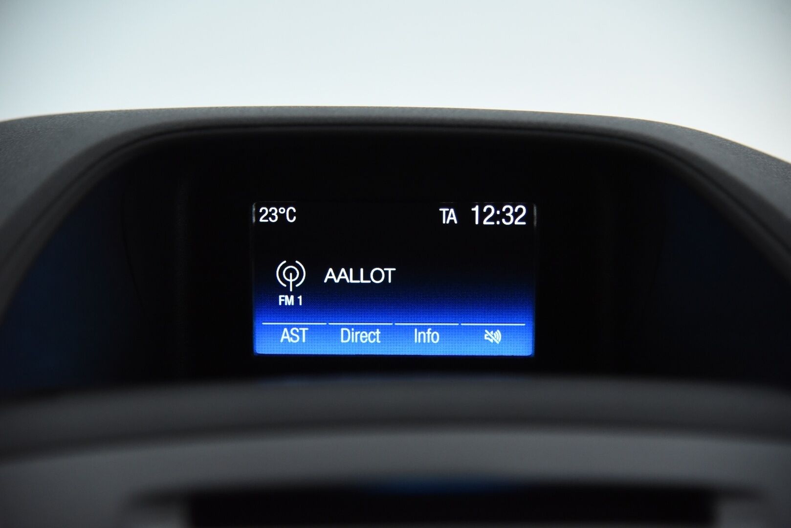 Ford Transit Custom 2017 310 2,0TDCi 130 hv M6 Etuveto Trend Van N1 L2H1 / Suomi-auto / Webasto / Koukku / Vakkari / Bluetooth / Lisävalo / - Jakopää tehty / Hyvällä huoltohistorialla / Tuplaovet / Hyllykkö