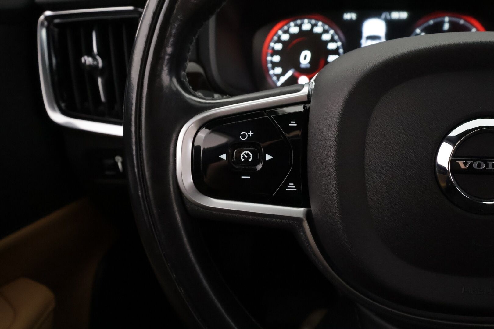 Volvo V90 2017 D3 AWD Business Inscription aut - | ACC | Koukku | Webasto | HUD | 360° | Muistipenkki | Sporttinahat | BLIS | Pilot Assist | Keyless | Kaarrevalot | Lämm. ratti | 2x renkaat aluin |