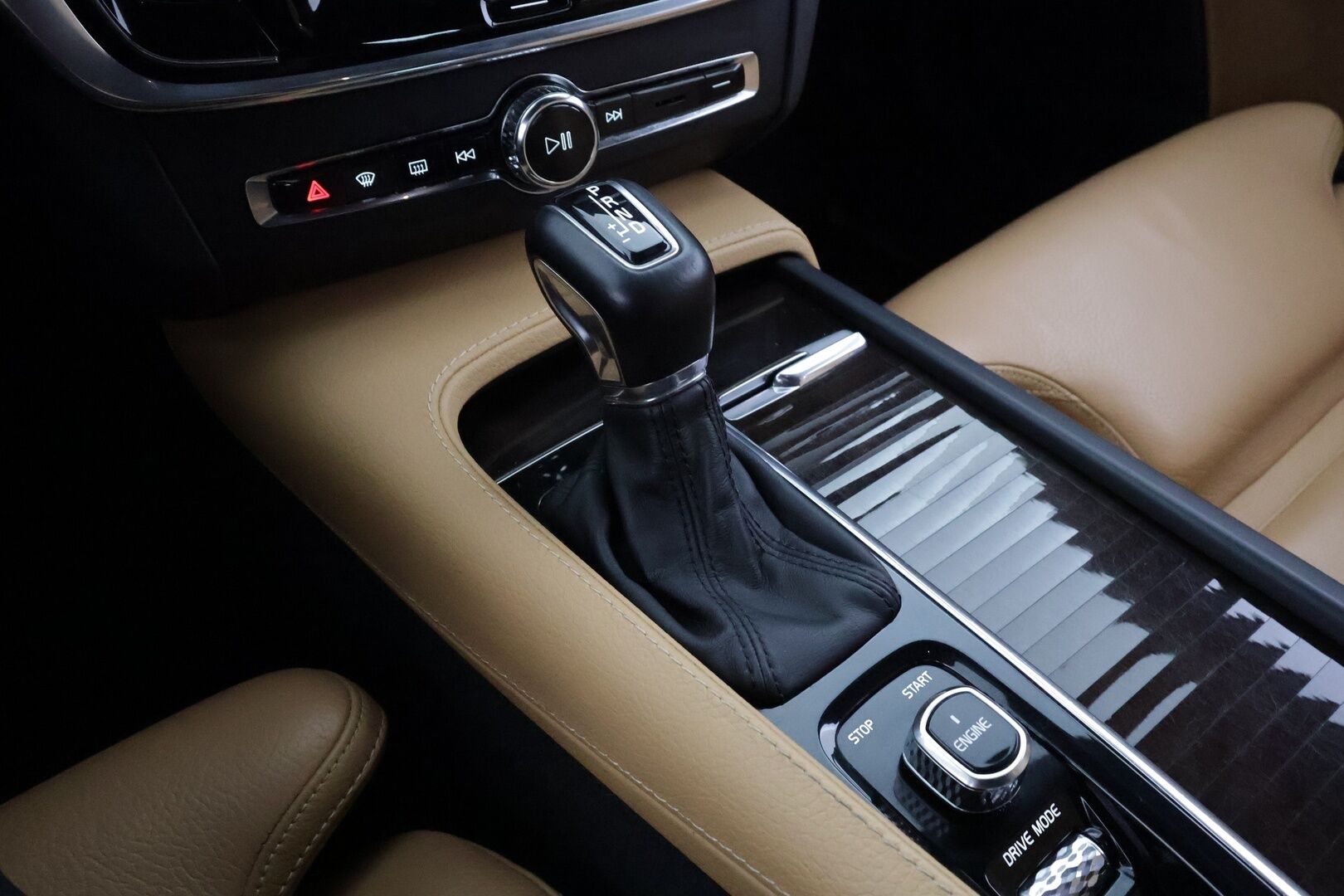 Volvo V90 2017 D3 AWD Business Inscription aut - | ACC | Koukku | Webasto | HUD | 360° | Muistipenkki | Sporttinahat | BLIS | Pilot Assist | Keyless | Kaarrevalot | Lämm. ratti | 2x renkaat aluin |