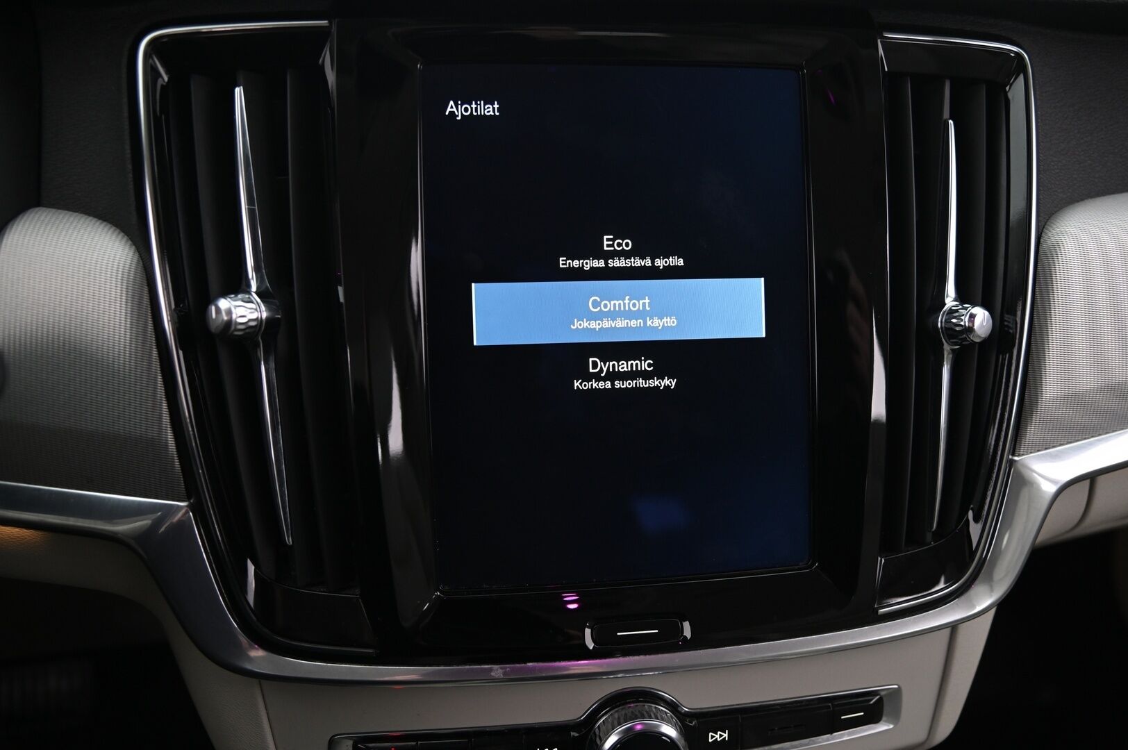 Volvo V90 2017 D5 AWD Inscription aut *HUD / VOC / Muistipenkit / ACC / Webasto / 360 kamera** - *Suomi-auto / 2x renkaat & vanteet / Juuri huollettu*