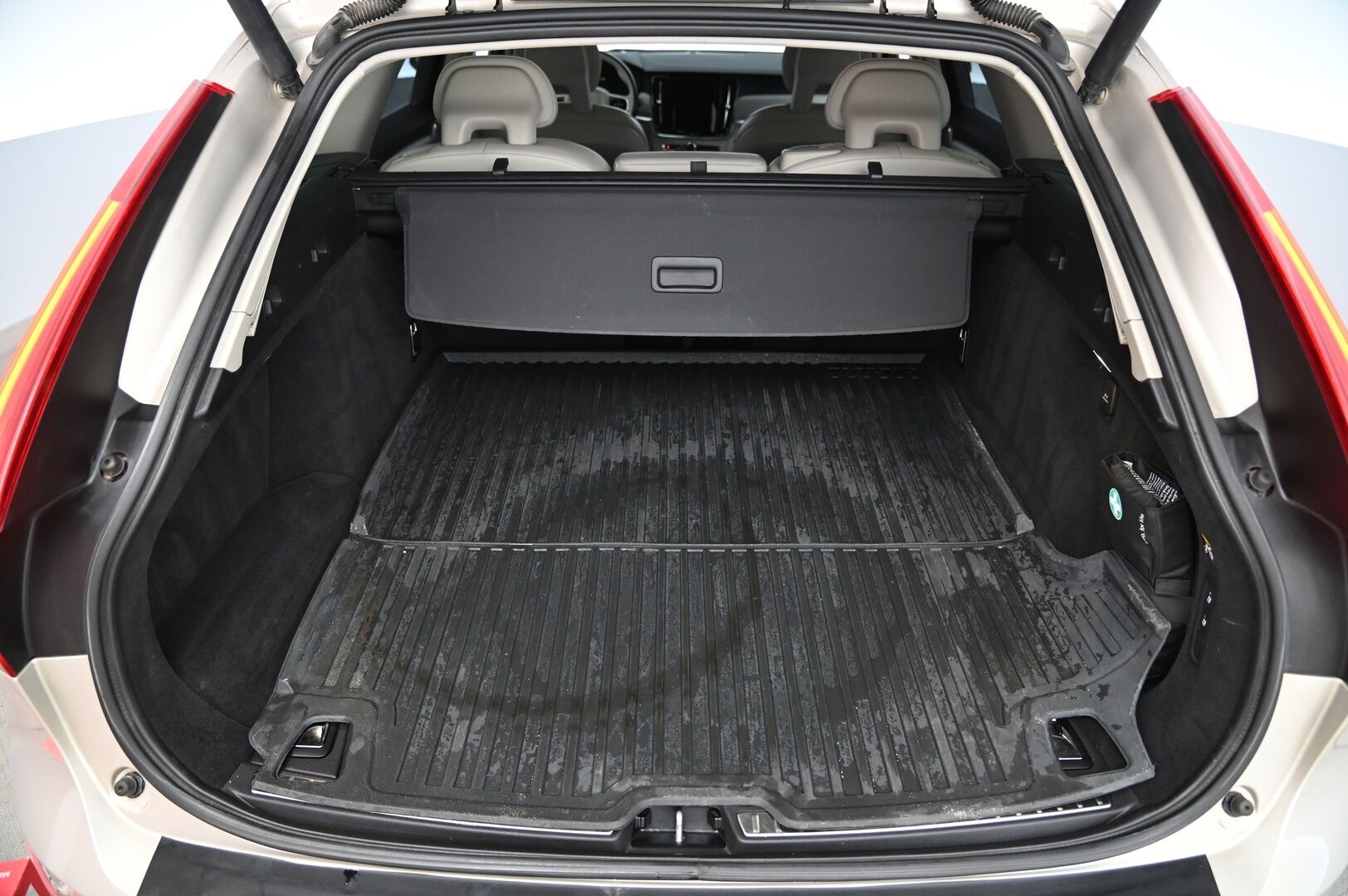 Volvo V90 2017 D5 AWD Inscription aut *HUD / VOC / Muistipenkit / ACC / Webasto / 360 kamera** - *Suomi-auto / 2x renkaat & vanteet / Juuri huollettu*