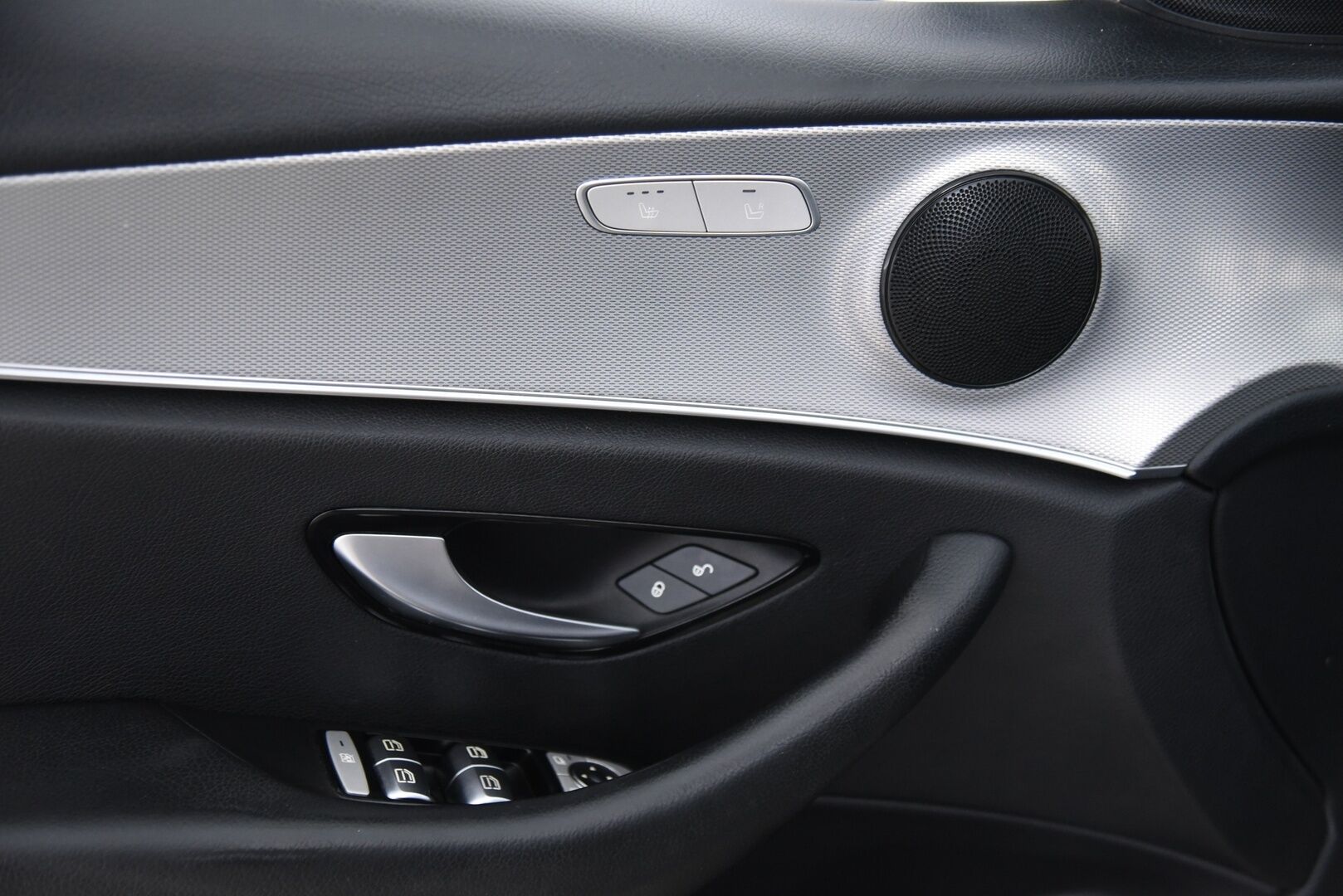 Mercedes-Benz E 2017 220 d 4Matic T A Business / Webasto / P-Kamera / Led High Performance / Sähköluukku - Merkkihuollettu Suomi-Auto!