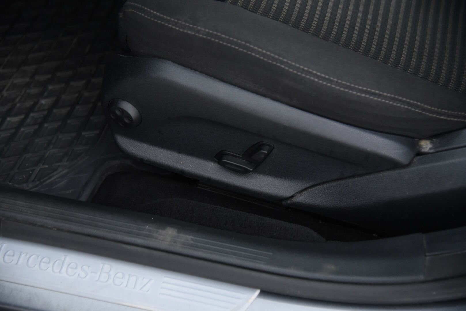 Mercedes-Benz E 2017 220 d 4Matic T A Business / Webasto / P-Kamera / Led High Performance / Sähköluukku - Merkkihuollettu Suomi-Auto!