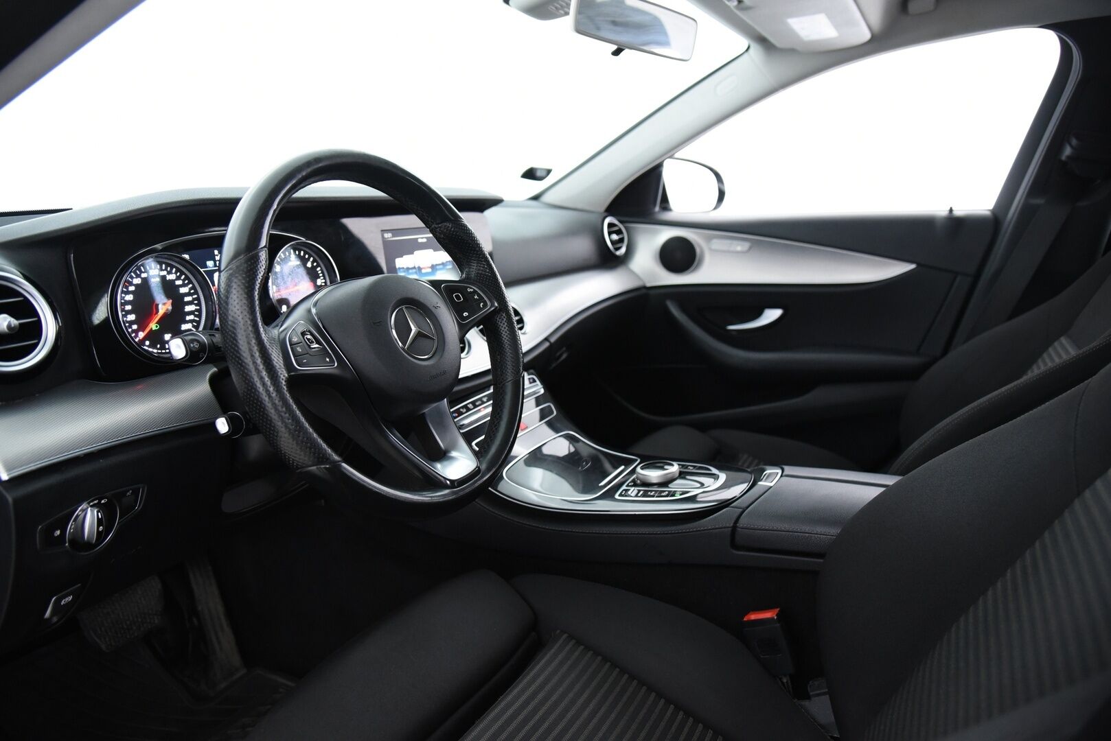 Mercedes-Benz E 2017 220 d 4Matic T A Business / Webasto / P-Kamera / Led High Performance / Sähköluukku - Merkkihuollettu Suomi-Auto!