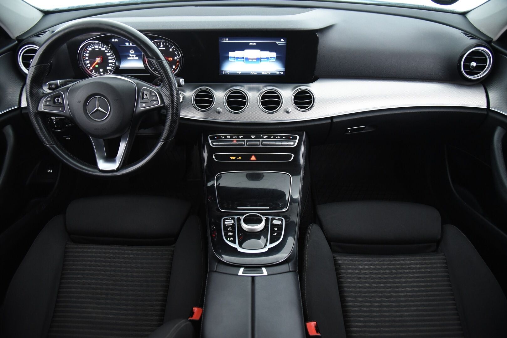 Mercedes-Benz E 2017 220 d 4Matic T A Business / Webasto / P-Kamera / Led High Performance / Sähköluukku - Merkkihuollettu Suomi-Auto!