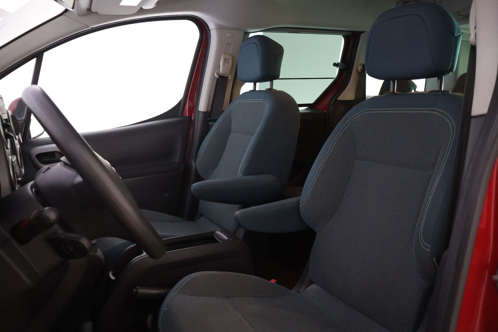 Citroen Berlingo Multispace 2017 PureTech 110 Feel - | YritysOutlet - Myydään vain yrityksille | Hyvä huoltohistoria | Kahdet vanteet + renkaat | Ei vikoja tiedossa | Seuraava katsastus toukokuussa 2027 | 