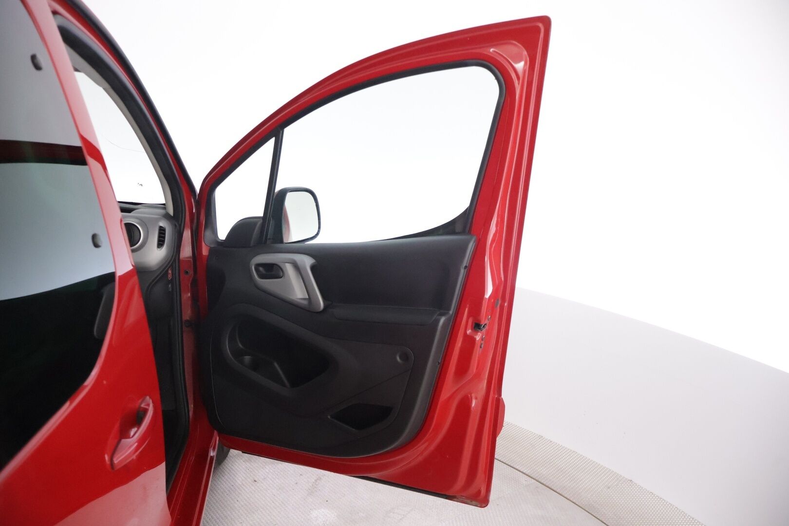 Citroen Berlingo Multispace 2017 PureTech 110 Feel - | YritysOutlet - Myydään vain yrityksille | Hyvä huoltohistoria | Kahdet vanteet + renkaat | Ei vikoja tiedossa | Seuraava katsastus toukokuussa 2027 | 