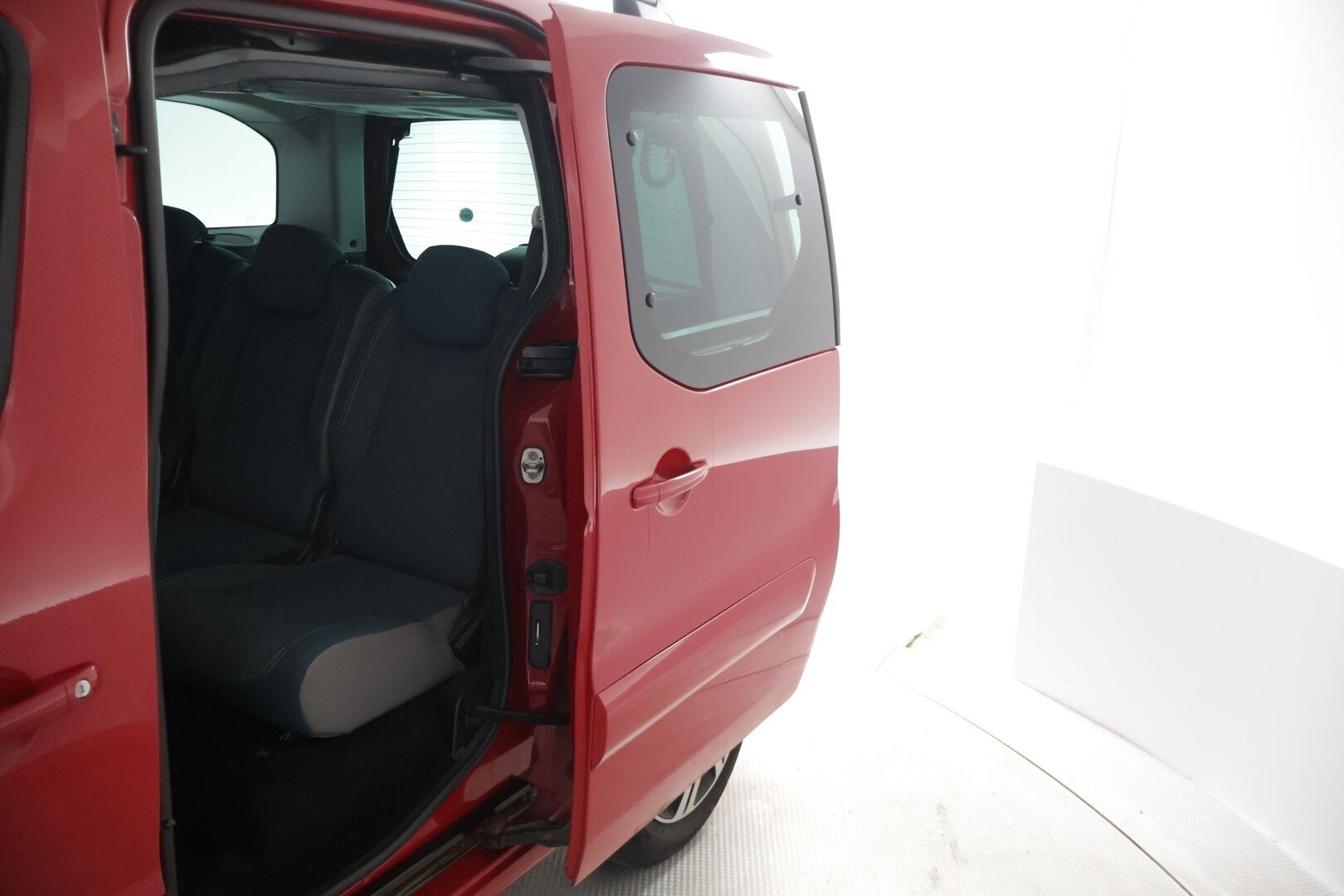 Citroen Berlingo Multispace 2017 PureTech 110 Feel - | YritysOutlet - Myydään vain yrityksille | Hyvä huoltohistoria | Kahdet vanteet + renkaat | Ei vikoja tiedossa | Seuraava katsastus toukokuussa 2027 | 