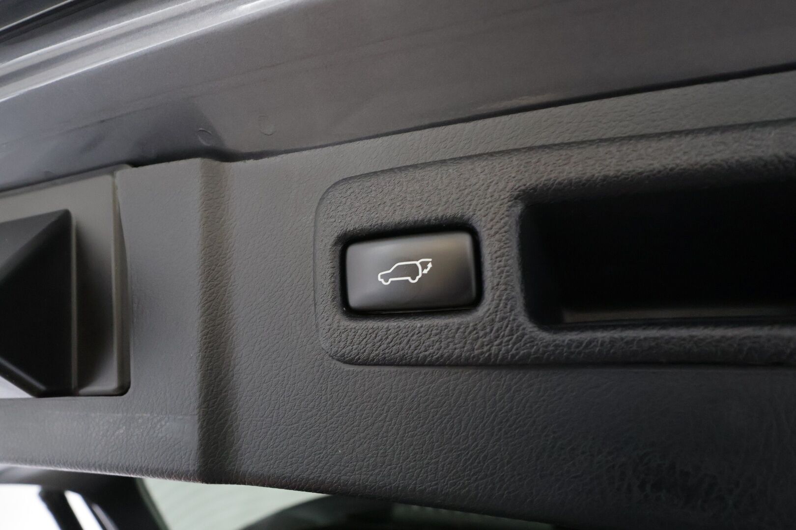 Lexus NX 2014 300h Hybrid A AWD F Sport * ACC / HUD / P.kamera / LED / Navi / Webasto / KeylessGo / Sähköpenkit / Sähköluukku * - Kahdet renkaat aluvanteilla / Merkkihuollettu