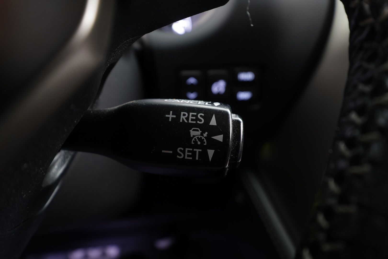 Lexus NX 2014 300h Hybrid A AWD F Sport * ACC / HUD / P.kamera / LED / Navi / Webasto / KeylessGo / Sähköpenkit / Sähköluukku * - Kahdet renkaat aluvanteilla / Merkkihuollettu