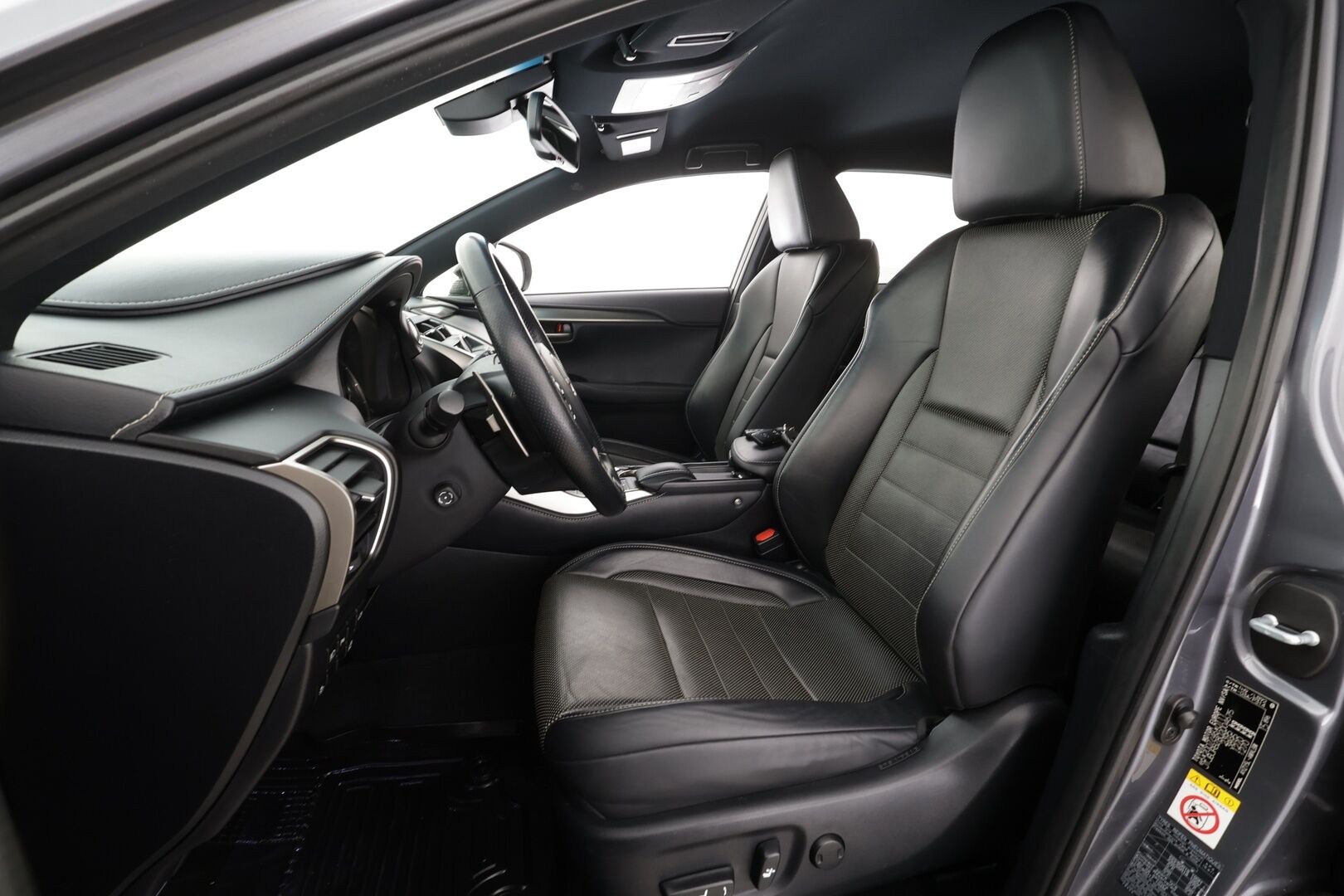 Lexus NX 2014 300h Hybrid A AWD F Sport * ACC / HUD / P.kamera / LED / Navi / Webasto / KeylessGo / Sähköpenkit / Sähköluukku * - Kahdet renkaat aluvanteilla / Merkkihuollettu