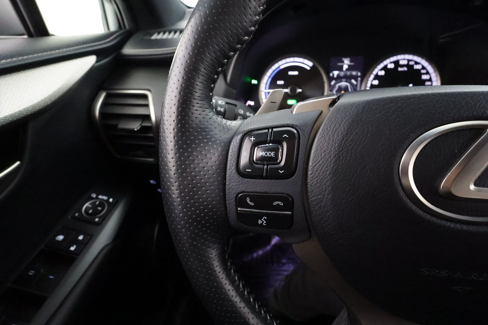 Lexus NX 2014 300h Hybrid A AWD F Sport * ACC / HUD / P.kamera / LED / Navi / Webasto / KeylessGo / Sähköpenkit / Sähköluukku * - Kahdet renkaat aluvanteilla / Merkkihuollettu