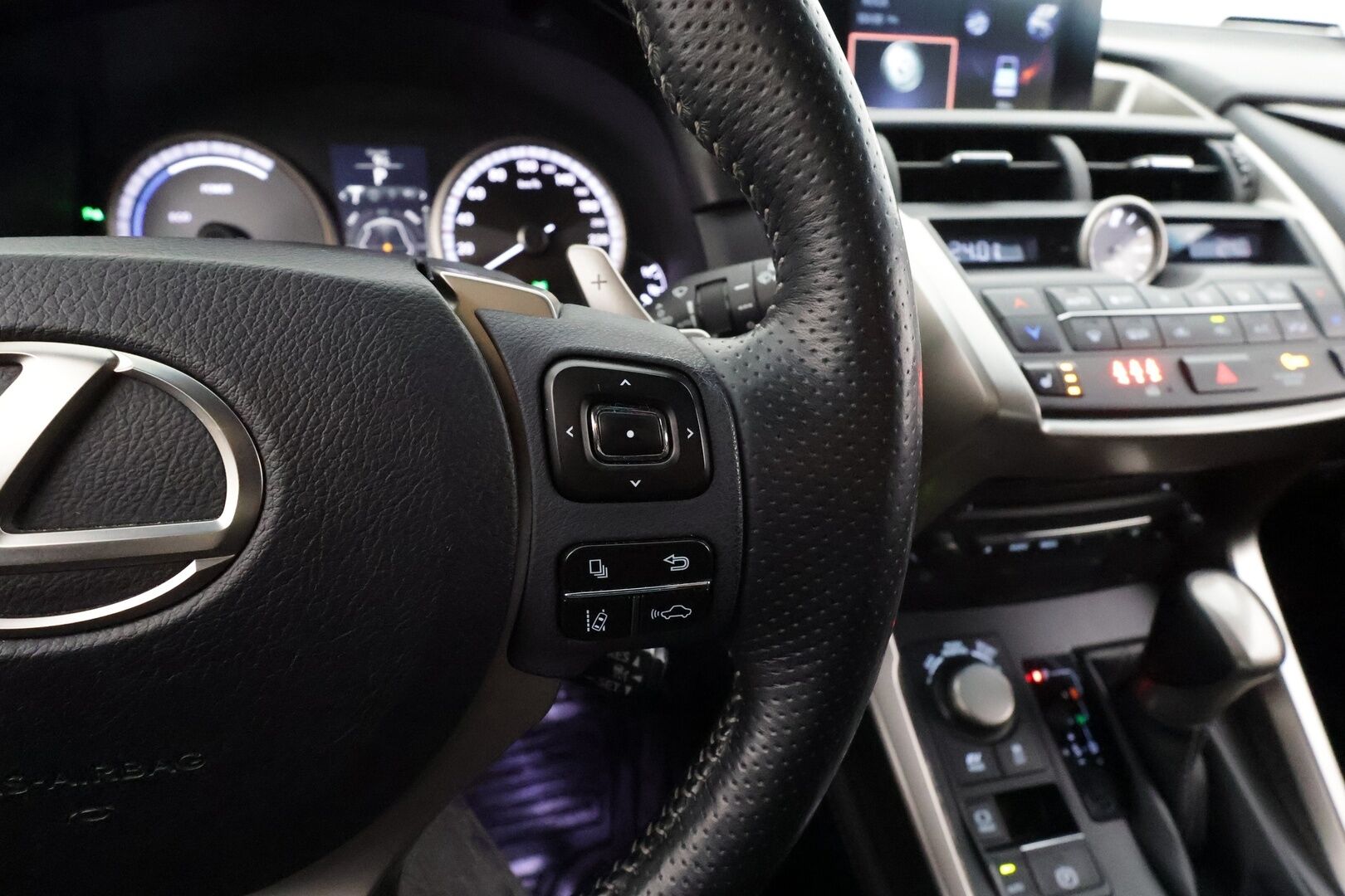 Lexus NX 2014 300h Hybrid A AWD F Sport * ACC / HUD / P.kamera / LED / Navi / Webasto / KeylessGo / Sähköpenkit / Sähköluukku * - Kahdet renkaat aluvanteilla / Merkkihuollettu