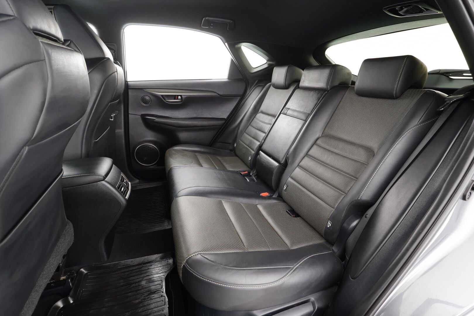 Lexus NX 2014 300h Hybrid A AWD F Sport * ACC / HUD / P.kamera / LED / Navi / Webasto / KeylessGo / Sähköpenkit / Sähköluukku * - Kahdet renkaat aluvanteilla / Merkkihuollettu