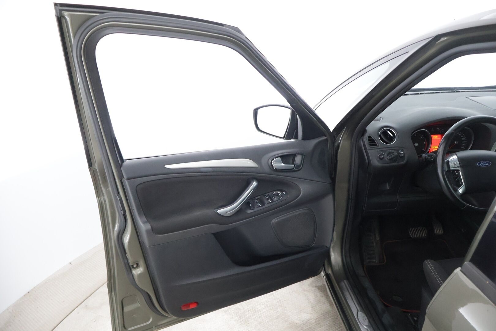 Ford S-Max 2014 2,0 TDCi 140 hv PowerShift Edition A6 5-ovinen * Lohkolämmitin / Lämmitettävä tuulilasi / Vakkari / Tutkat taakse / Bluetooth * - * Myydään huutokaupat.comissa! *