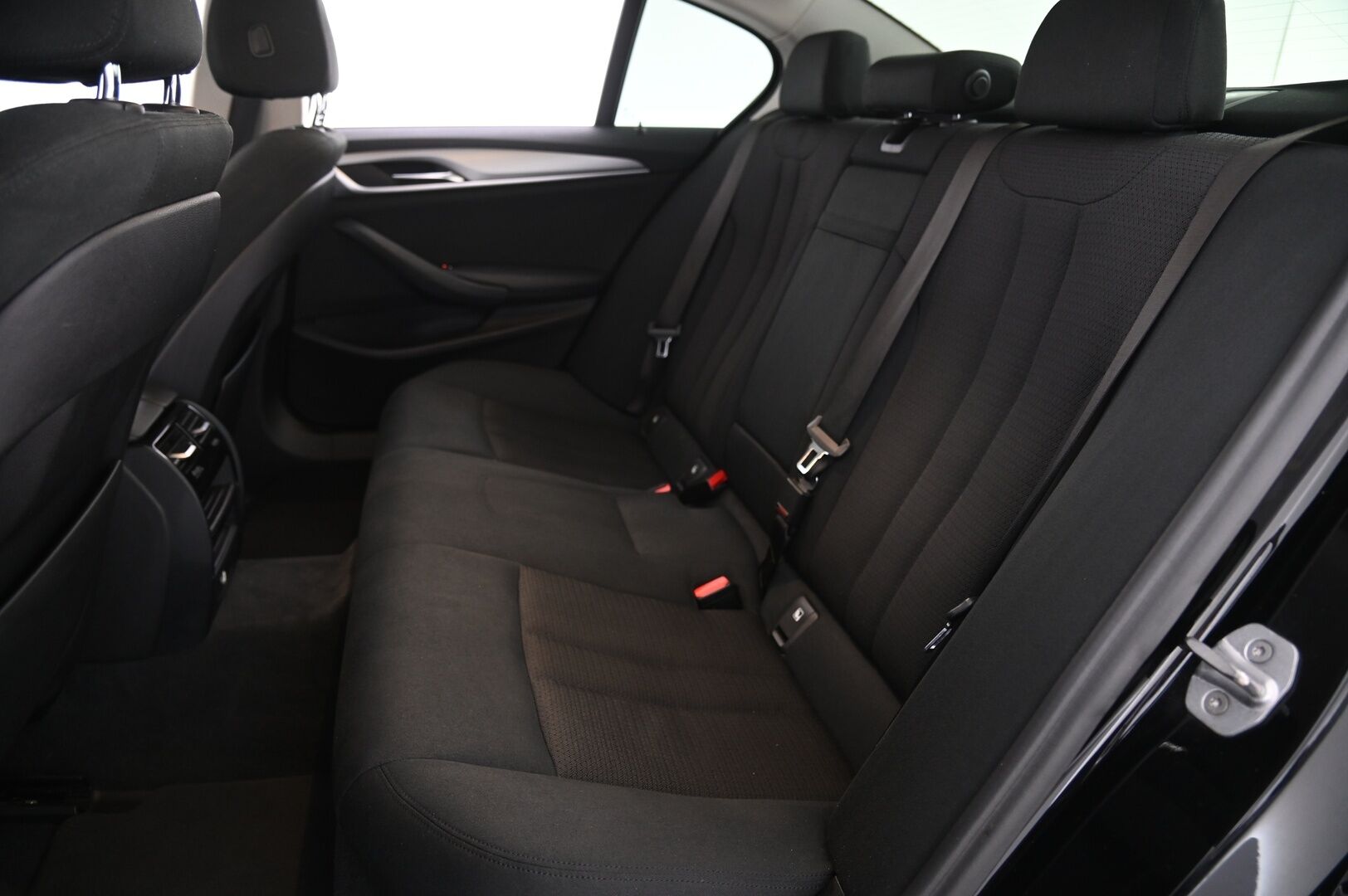 BMW 520 2017 G30 Sedan 520d A Business - Webasto | Koukku | Display key | 2x alut | Suomiauto