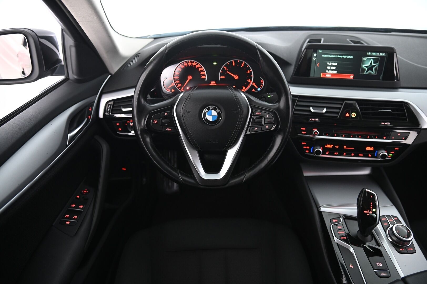 BMW 520 2017 G30 Sedan 520d A Business - Webasto | Koukku | Display key | 2x alut | Suomiauto