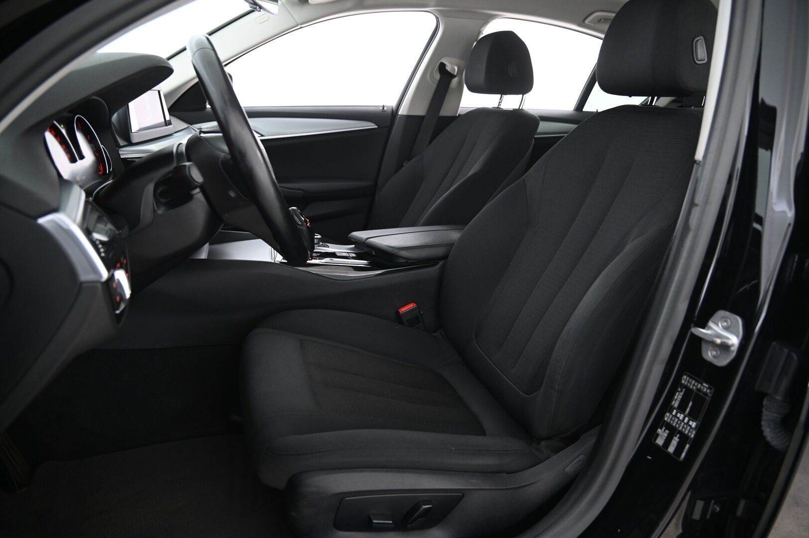 BMW 520 2017 G30 Sedan 520d A Business - Webasto | Koukku | Display key | 2x alut | Suomiauto