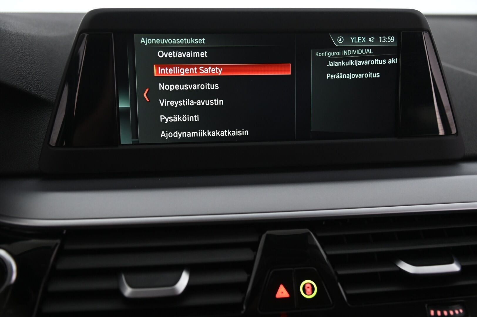 BMW 520 2017 G30 Sedan 520d A Business - Webasto | Koukku | Display key | 2x alut | Suomiauto