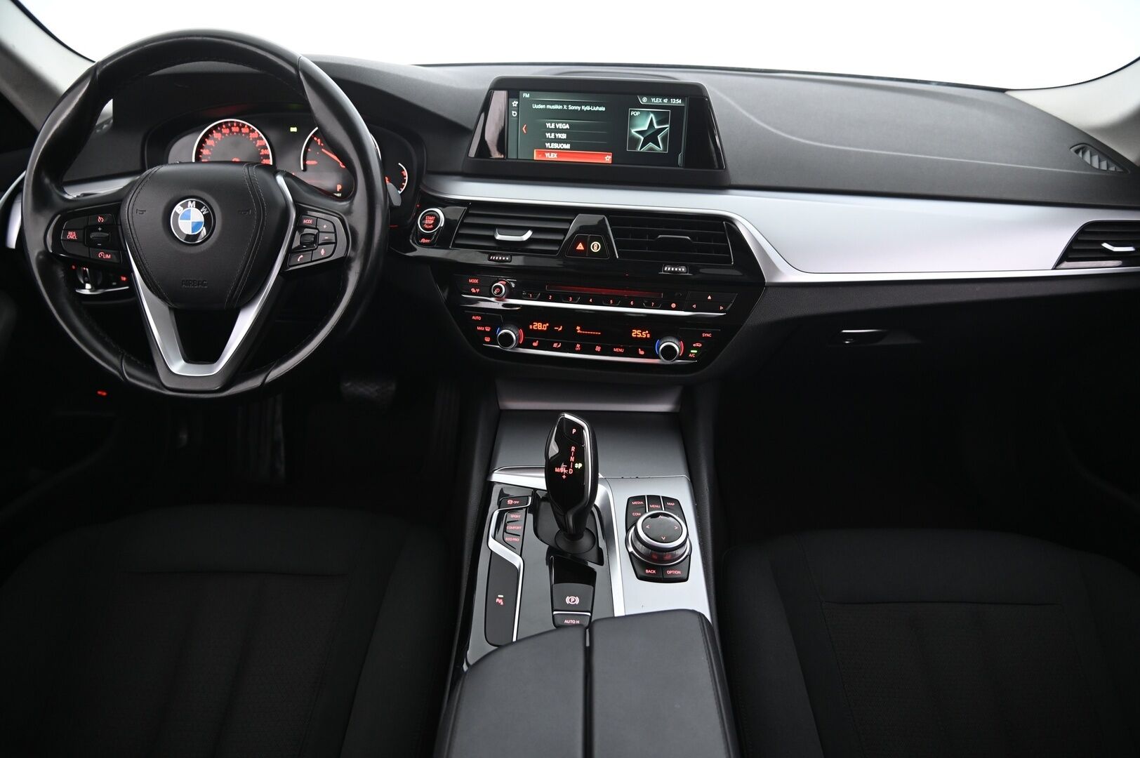BMW 520 2017 G30 Sedan 520d A Business - Webasto | Koukku | Display key | 2x alut | Suomiauto