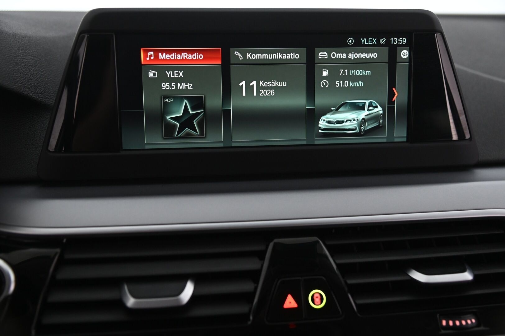 BMW 520 2017 G30 Sedan 520d A Business - Webasto | Koukku | Display key | 2x alut | Suomiauto