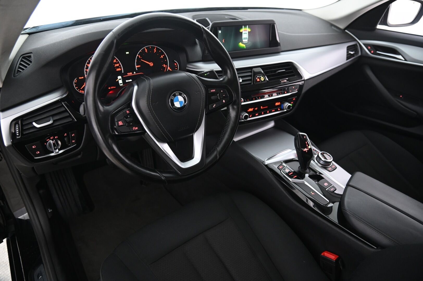 BMW 520 2017 G30 Sedan 520d A Business - Webasto | Koukku | Display key | 2x alut | Suomiauto