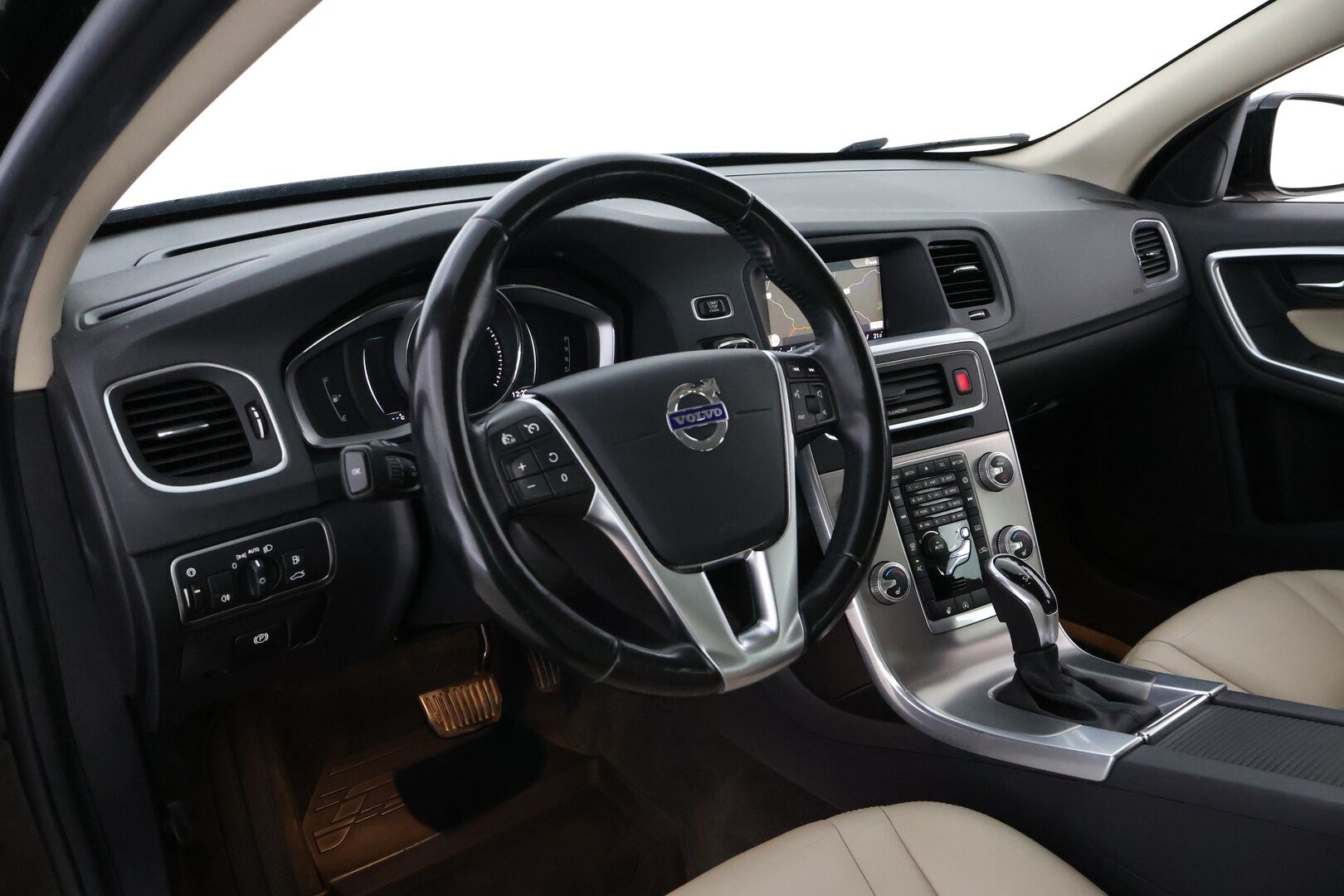 Volvo V60 Cross Country 2017 D3 Business Classic aut - Suomiauto / Webasto / Vaalea Nahkasisusta / Ratinlämmitys / Sensus Navi / Digimittari / Jakopää hiljattain tehty!