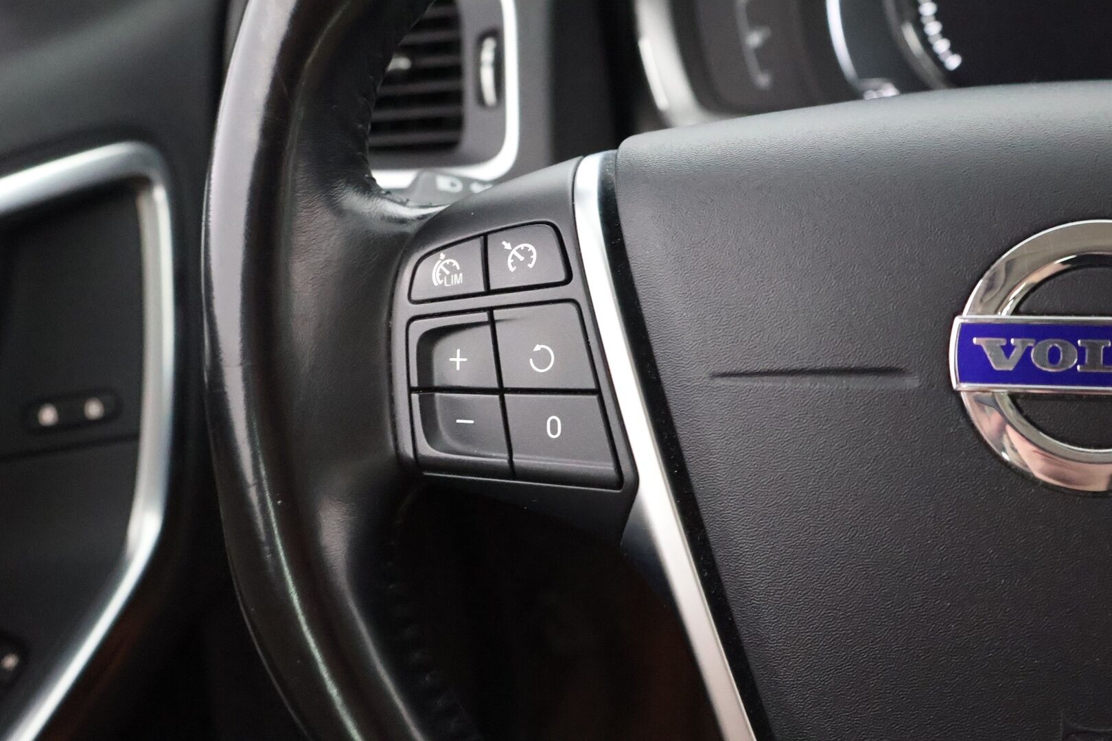 Volvo V60 Cross Country 2017 D3 Business Classic aut - Suomiauto / Webasto / Vaalea Nahkasisusta / Ratinlämmitys / Sensus Navi / Digimittari / Jakopää hiljattain tehty!