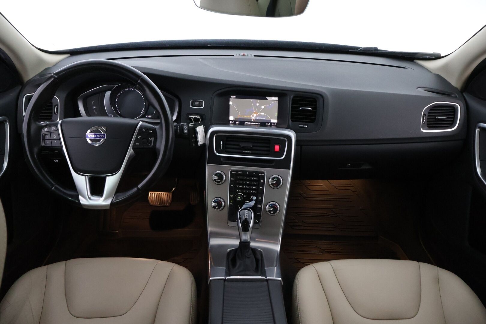Volvo V60 Cross Country 2017 D3 Business Classic aut - Suomiauto / Webasto / Vaalea Nahkasisusta / Ratinlämmitys / Sensus Navi / Digimittari / Jakopää hiljattain tehty!